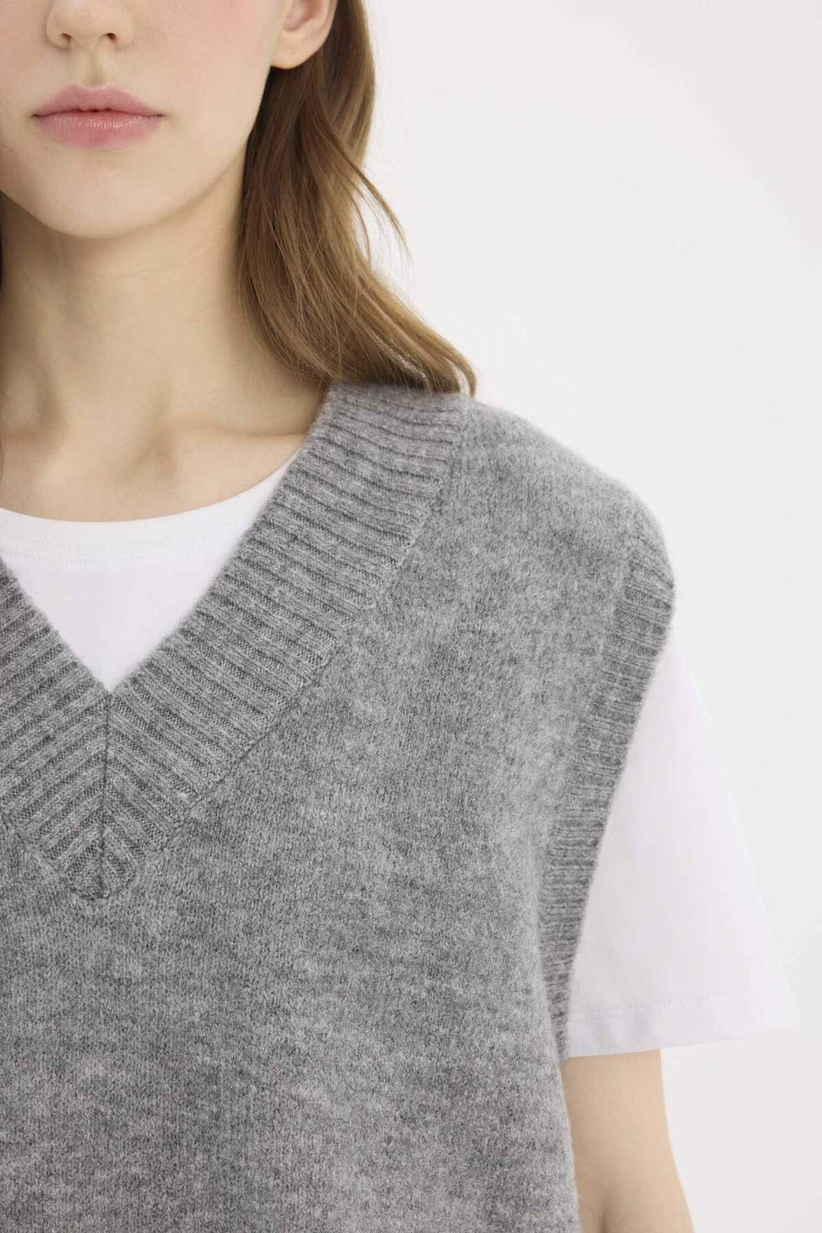 DeFacto-Übergroßer Basic-Strickpullover mit geradem V-Ausschnitt und breiter Passform E4032AX25SP 7