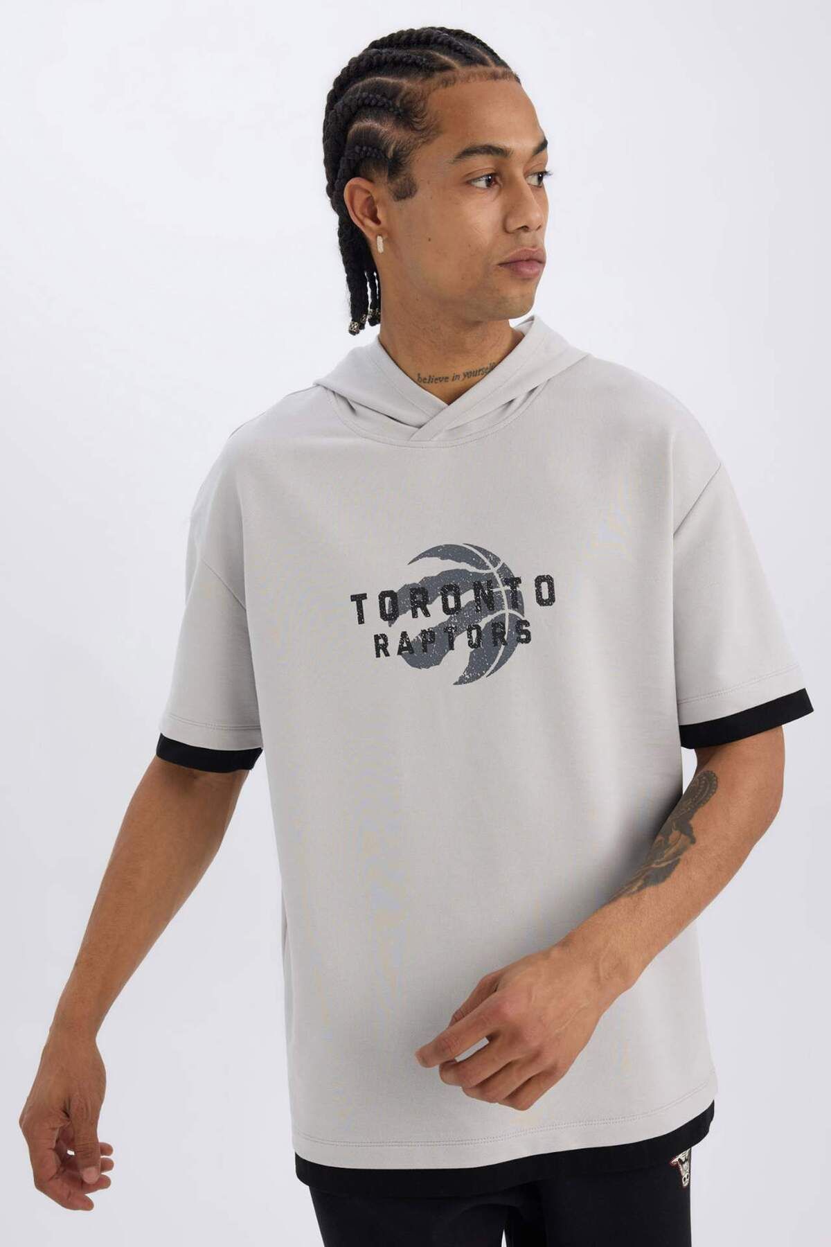 DeFacto-DeFactoFit NBA Toronto Raptors Oversize Wide Fit Kapuzenpullover mit Rückendruck, kurzärmeliges T-Shirt B3883AX 3