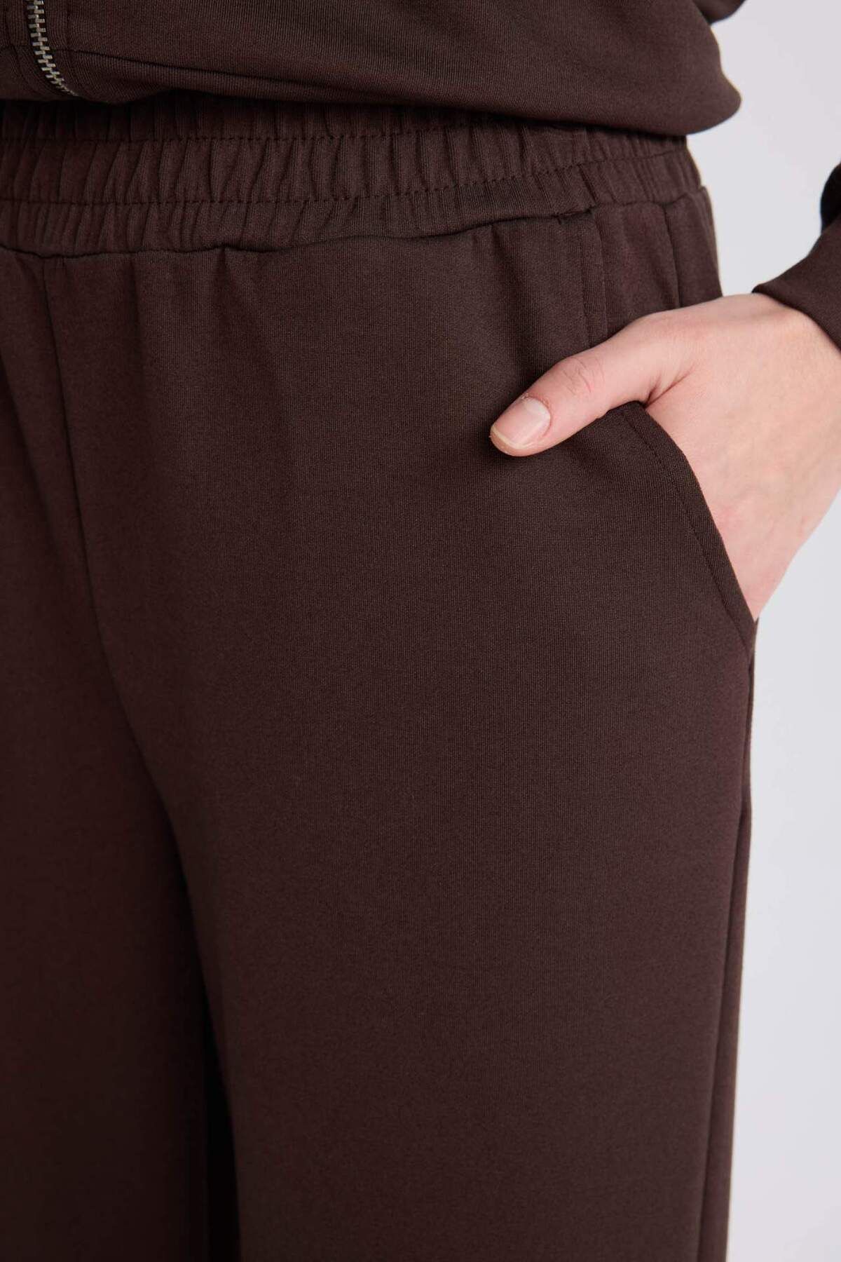 DeFacto-Schmal geschnittene Jogginghose mit weitem Bein, Basic, einfarbig, mit Taschen, elastischer Taille, weicher Griff, weites, lockeres Bein E5818AX25SP 5