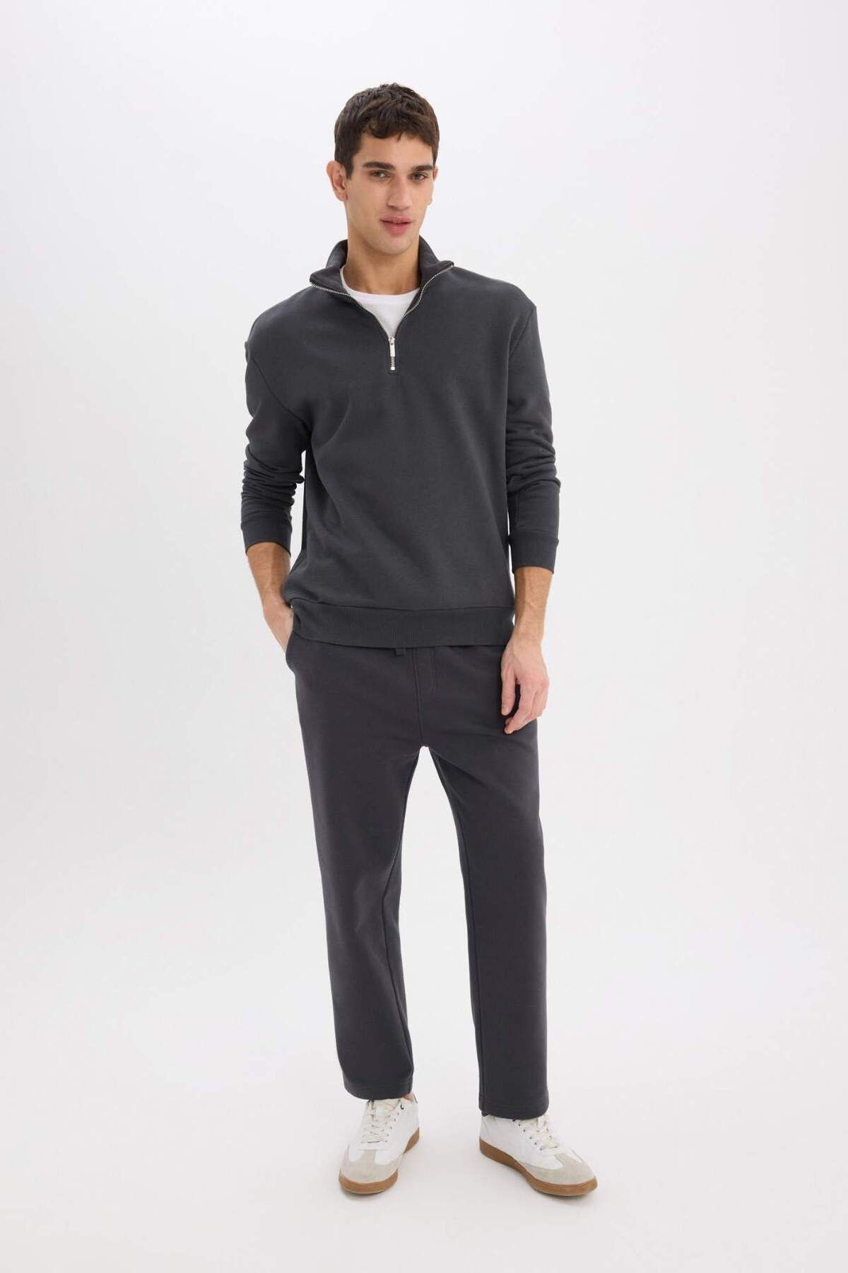 DeFacto-Jogginghose mit normaler Passform, Basic, einfarbig, mit Fleece-Innenseite, Taschen, Schnürung an der Taille, gerader Beinabschluss D7836AX25SP 3