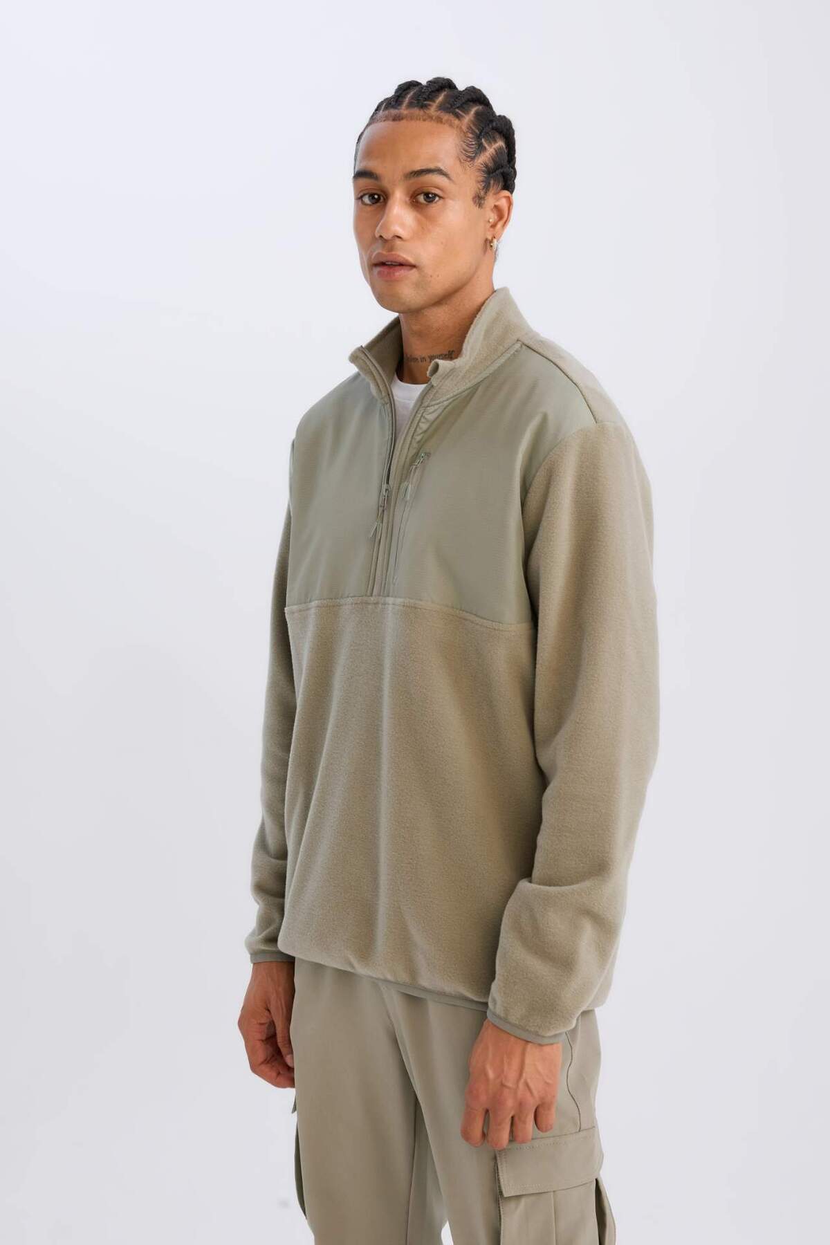 DeFacto-Sport-Sweatshirt aus Fleece mit Stehkragen und Reißverschluss – Standard-Passform D9226ax24wn 4
