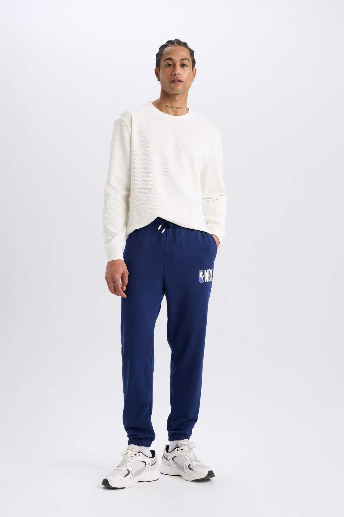 DeFacto-Defactofit Nba Wordmark Jogger Sweatpants Standard Fit with Pockets Lace-Up Waist A7268Ax24Au 3