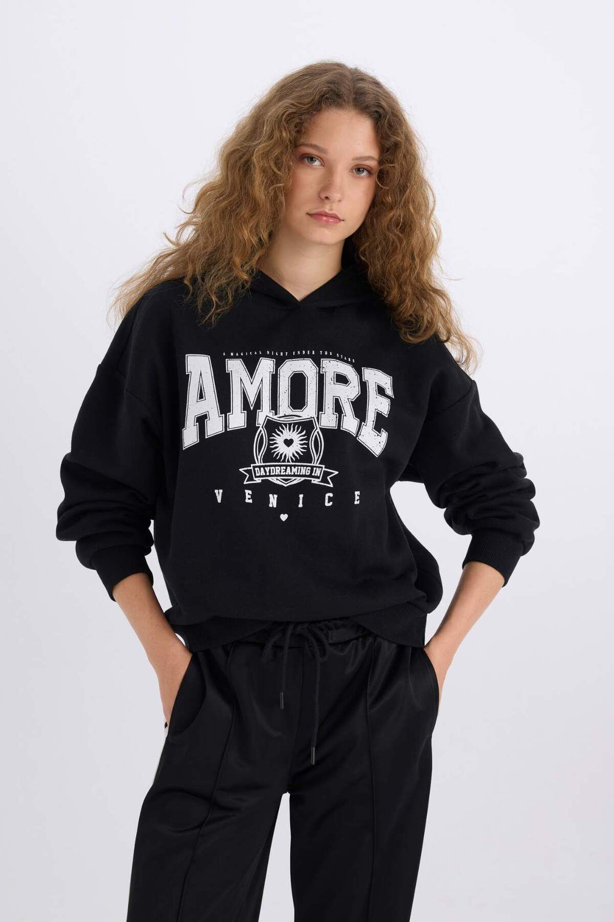 DeFacto-Bedrucktes, dickes Stoff-Sweatshirt mit lockerer Passform und Kapuze E3330AXNS 1
