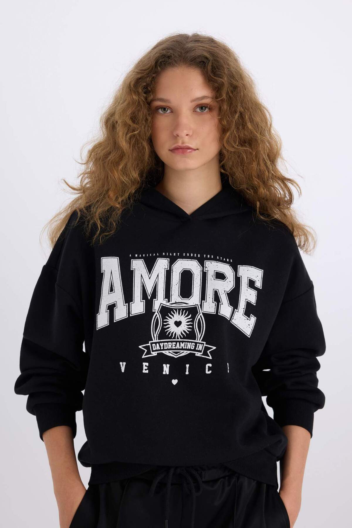 DeFacto-Bedrucktes, dickes Stoff-Sweatshirt mit lockerer Passform und Kapuze E3330AXNS 4
