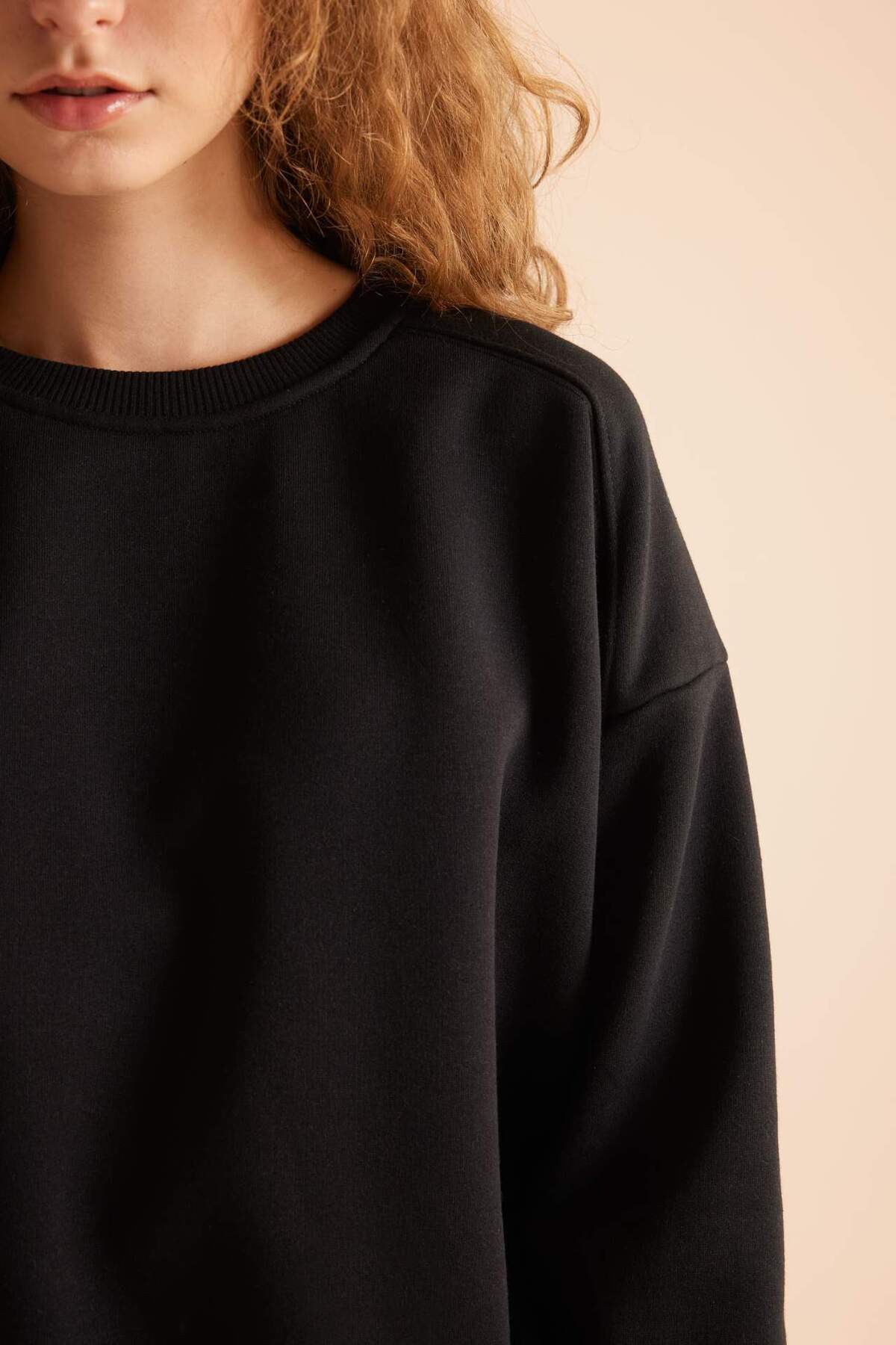 DeFacto-Schwarzes Oversize-Sweatshirt mit Rundhalsausschnitt – dicker Stoff D9022axns 4