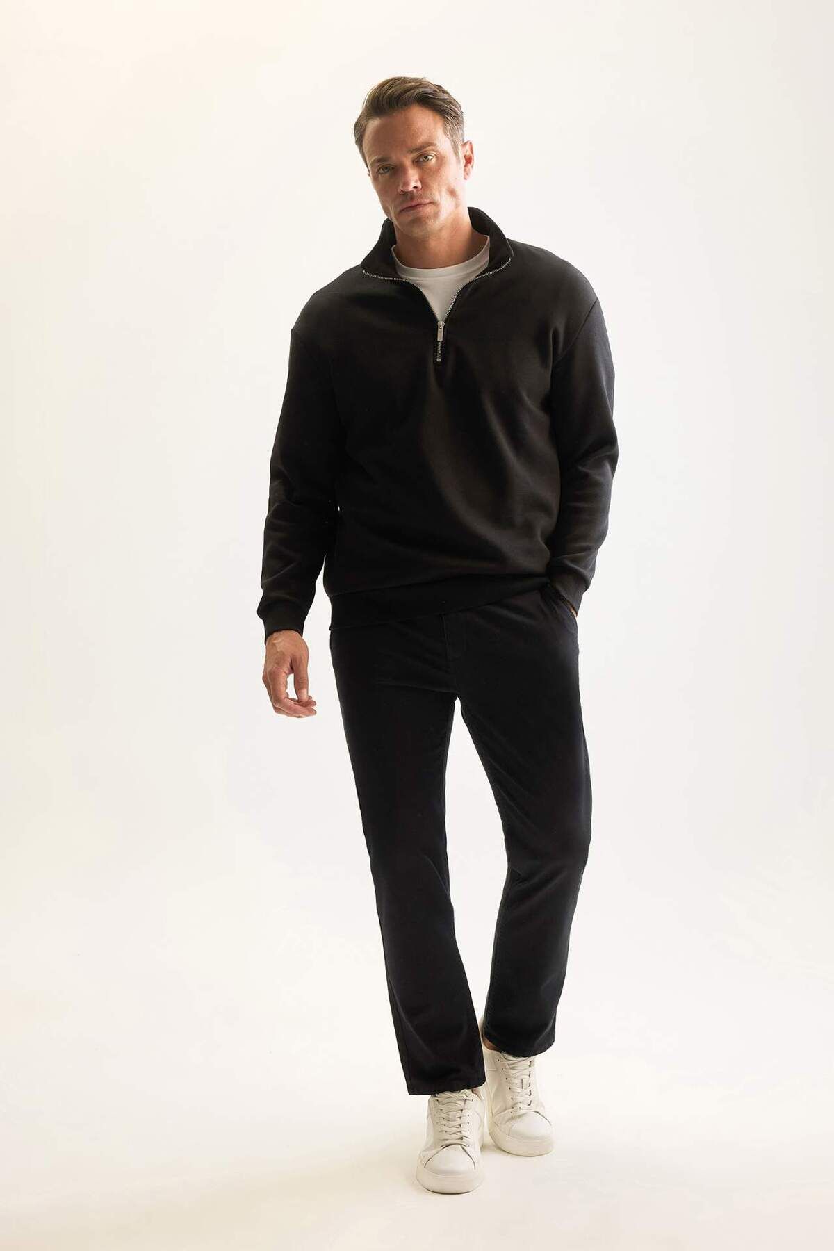 DeFacto-Schwarzes 3-fädiges Baumwoll-Raised-Fleece-Sweatshirt mit normaler Passform, bequemer Passform, Stehkragen und Reißverschluss 2