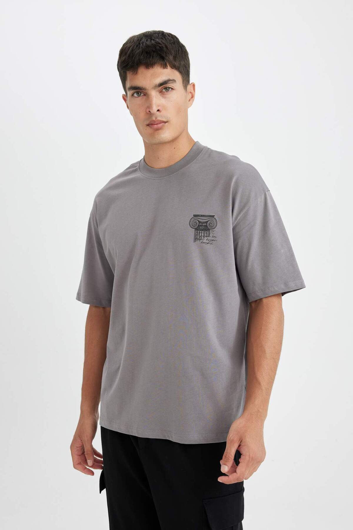 DeFacto-Graues, übergroßes, weit geschnittenes, kurzärmliges T-Shirt aus Baumwolle mit Rundhalsausschnitt und Rückenaufdruck für Herren D4908ax24au 5