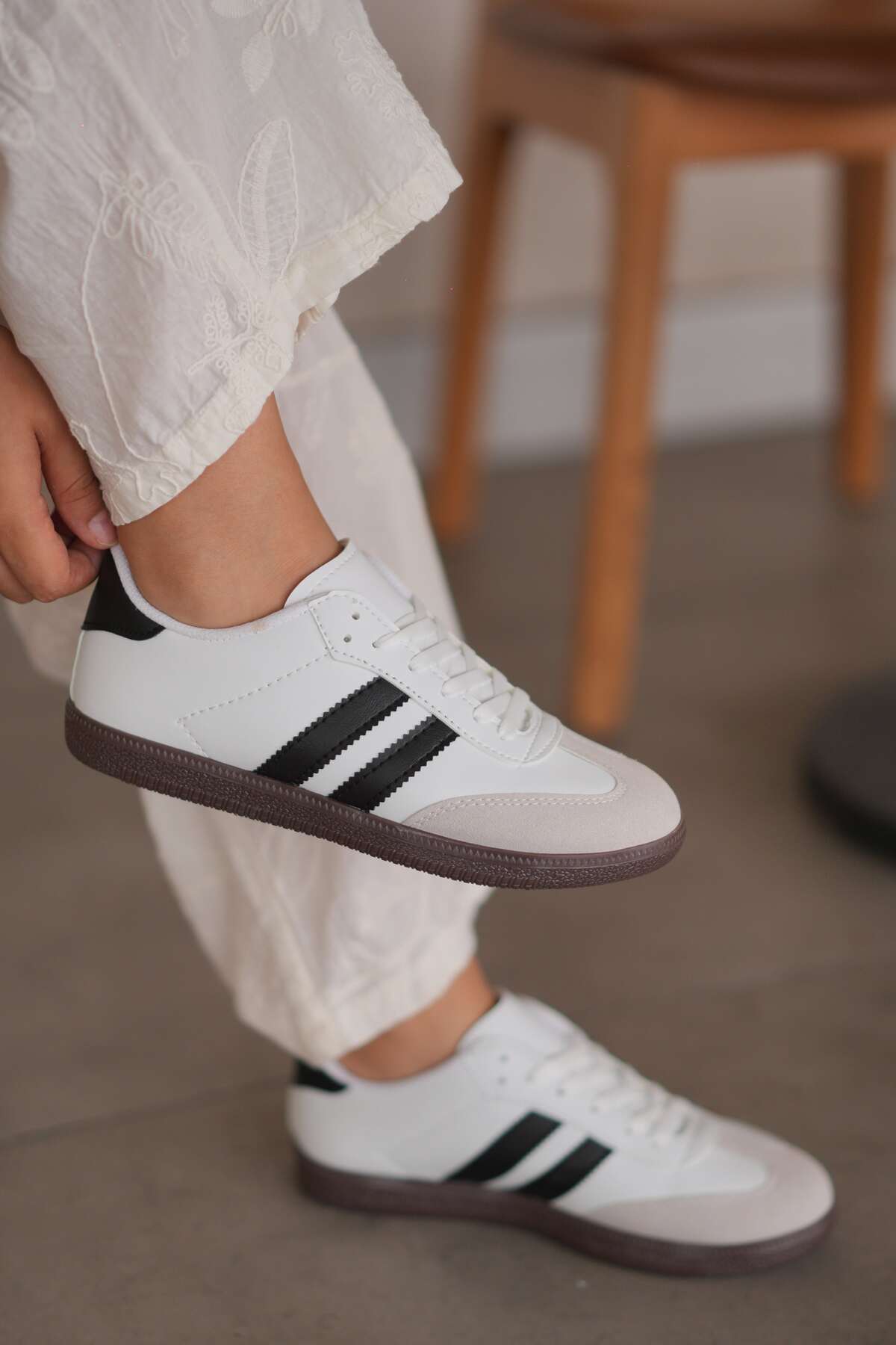 Elvin Shoe Women's White Casual Sneakers