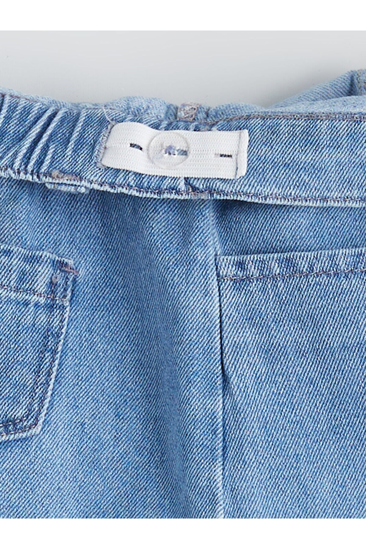 LC Waikiki Esse Collection İndigo Kız Bebek Jean Bluz ve Jean Şort 2'li fotoğrafı 7 (önizleme)