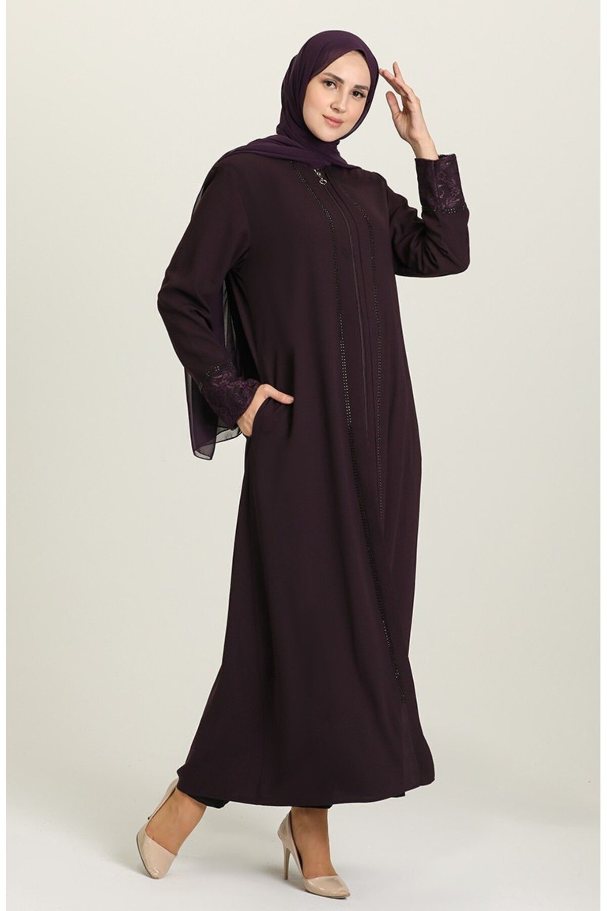ISTANBUL STYLES-Laser Stone Crepe Fabric Ferace with Stones on the Front and Laced Sleeves 1