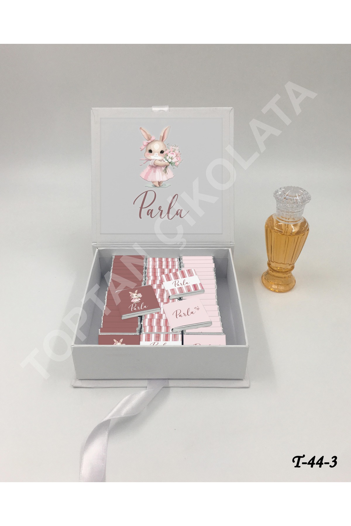 KAKAO AĞACI İsme Özel Lüks Karton Kutuda 70'li Elbiseli Tavşan Kız Bebek Çikolatası fotoğrafı 2 (önizleme)