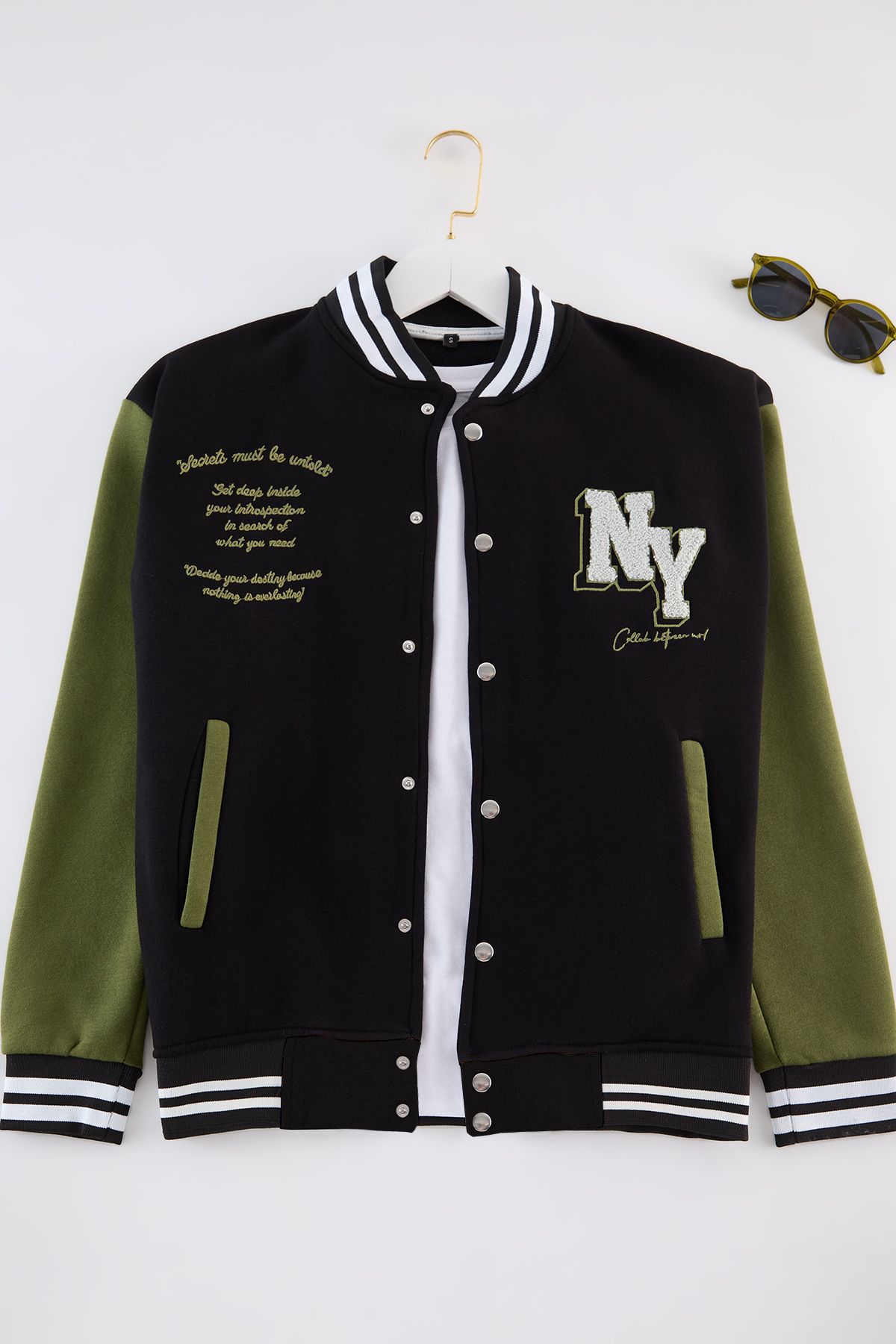 Trendyol Collection Kurtka typu college w kolorze czarnym z haftem - krój regularny Tmnaw25ce00005