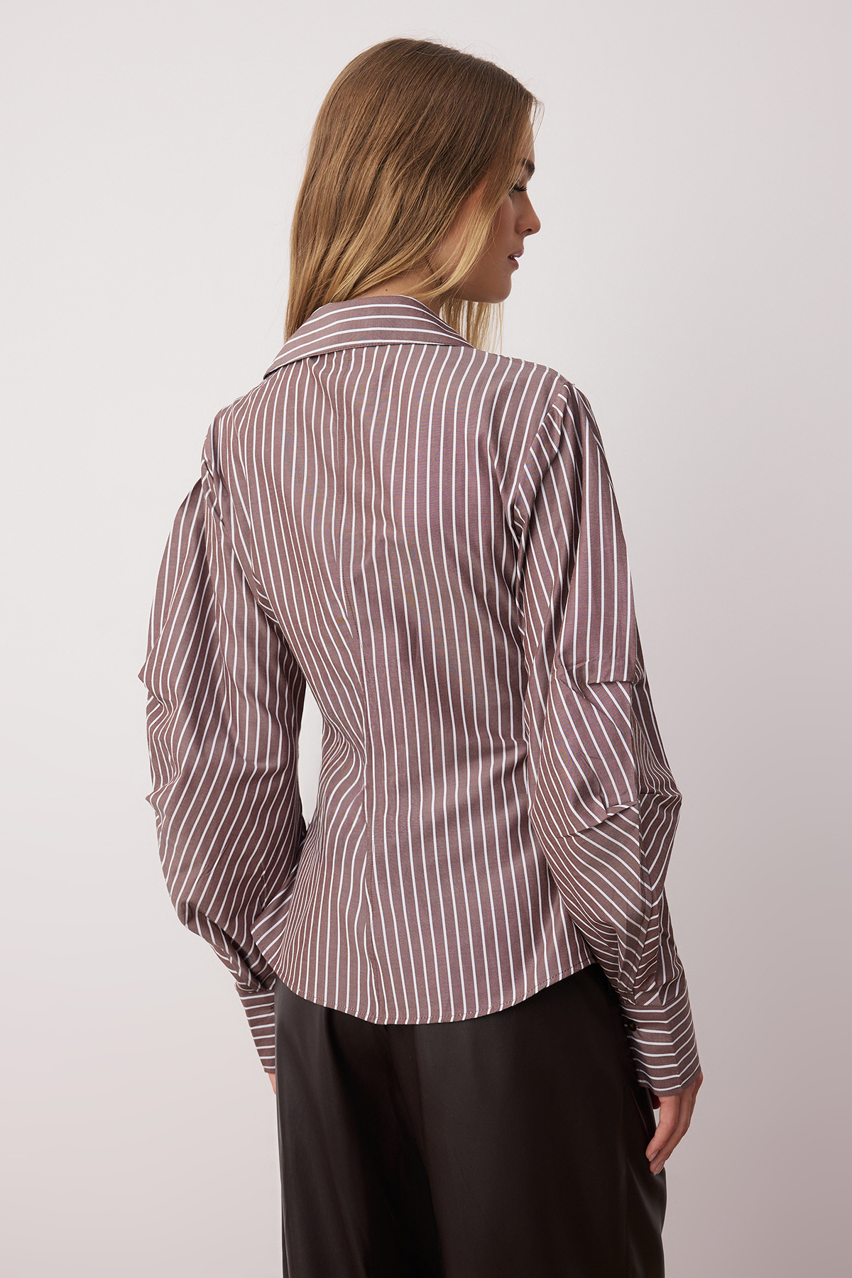 Trendyolmilla  Kahverengi Balon Kol Detaylı Bele Oturan Asimetrik Fitted Gömlek TWOSS25GO00155 - Görsel 4