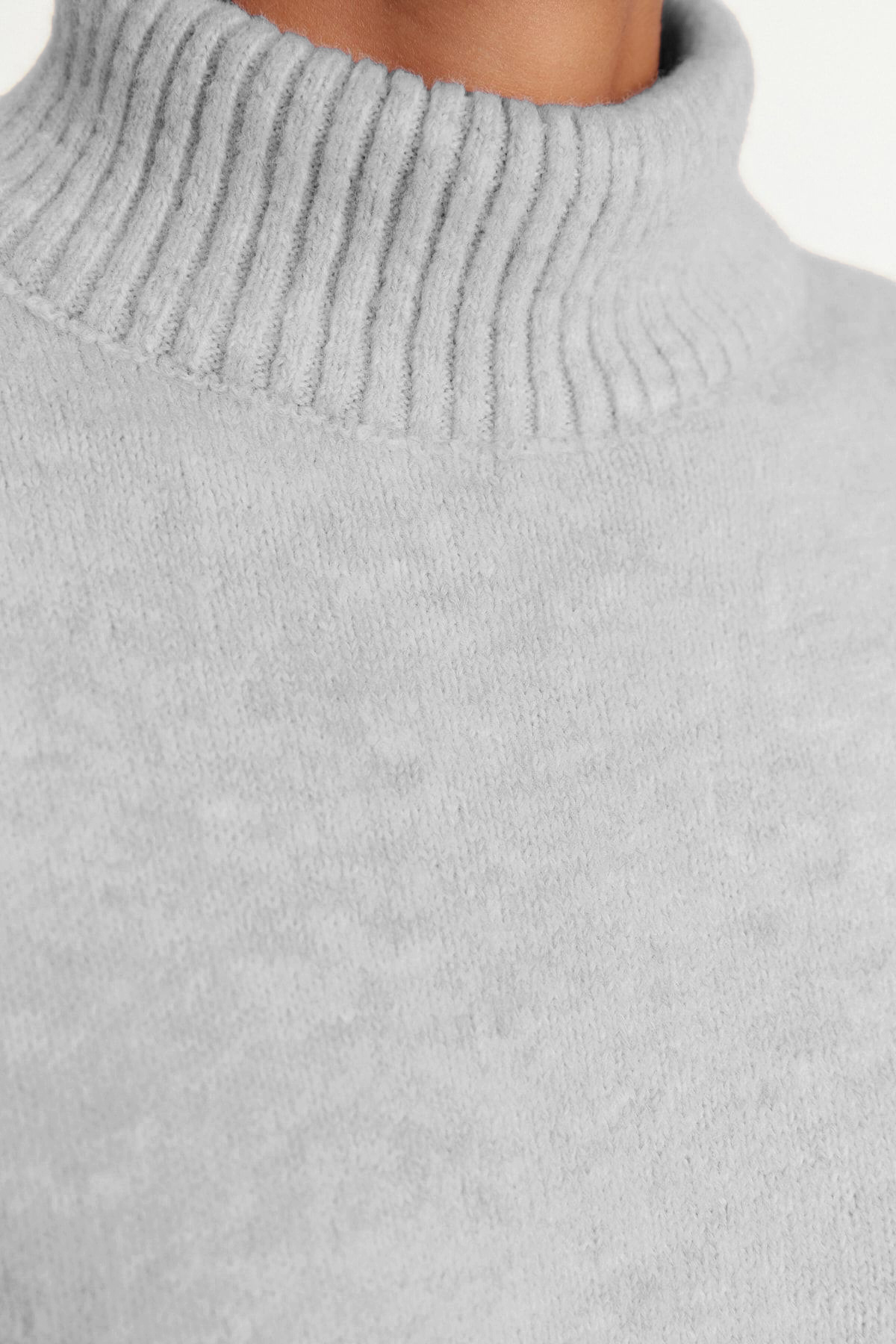 Trendyol Collection Jasnoszary sweter z dzianiny z szerokim wzorem i stójką, miękki i teksturowany TWOAW23KZ00469