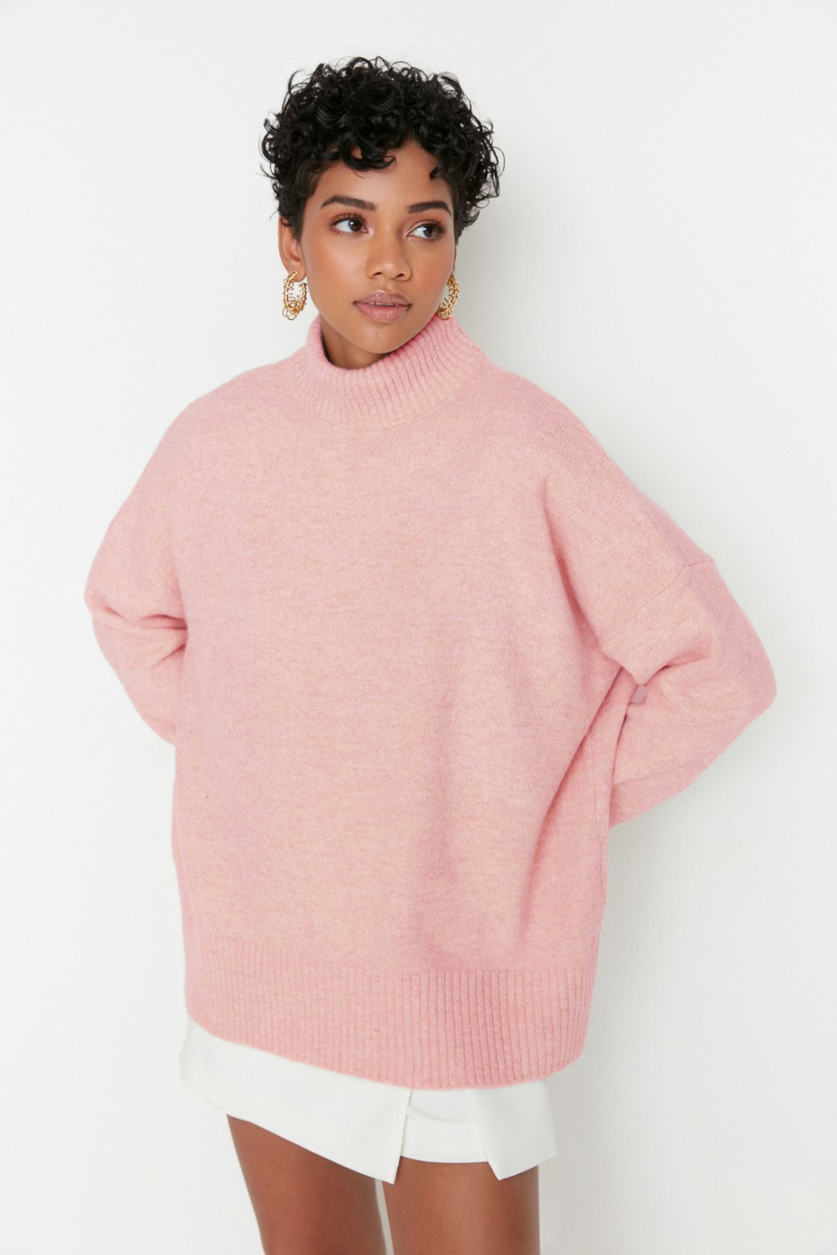 Trendyol Collection Puderweiter, weicher, strukturierter Stehkragen-Strickpullover TWOAW23KZ00469