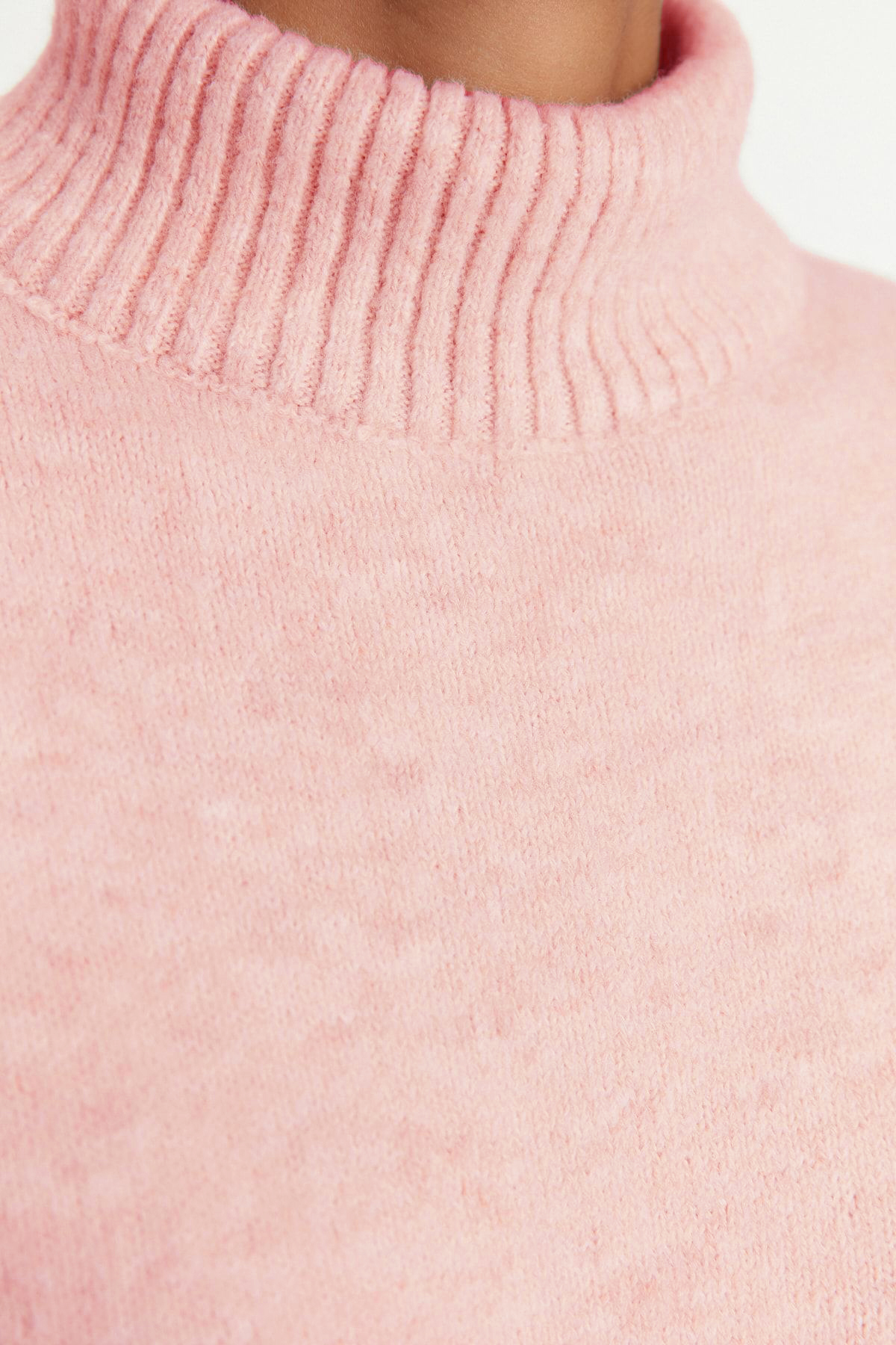 Trendyol Collection Puderweiter, weicher, strukturierter Stehkragen-Strickpullover TWOAW23KZ00469