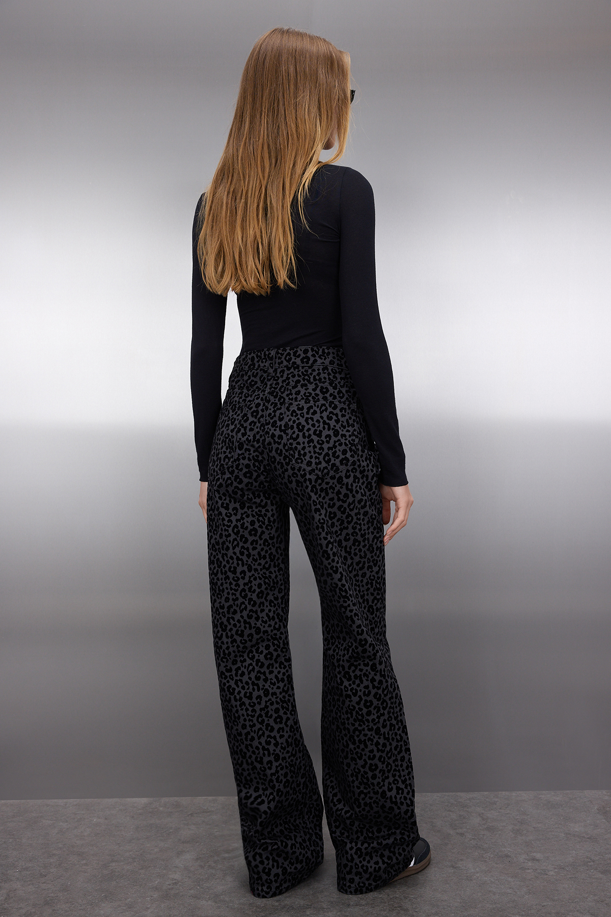 Trendyol Collection Чорні джинси з високою талією з леопардовим принтом TWOAW25JE00394