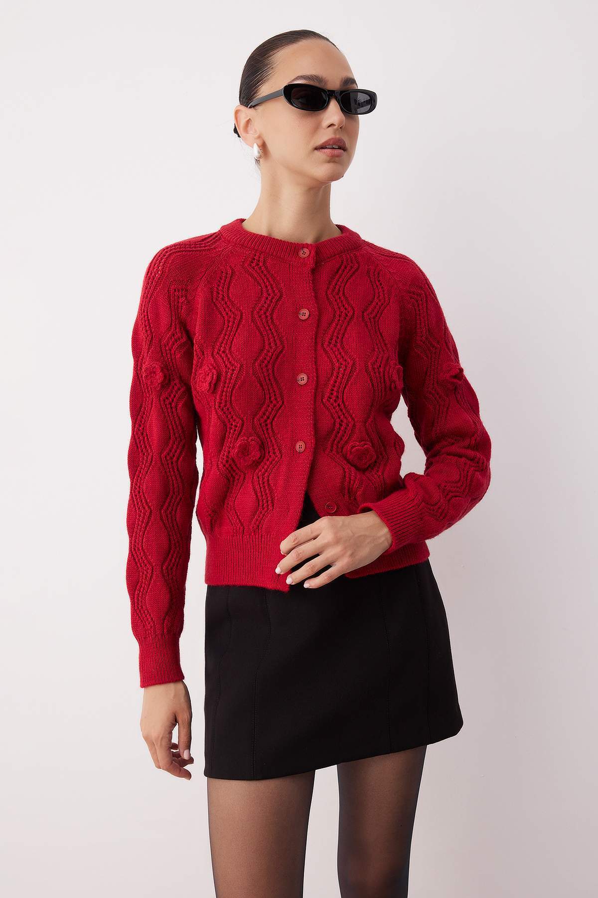 Trendyolmilla  Kırmızı Ajurlu Gül Detaylı Yumuşak Dokulu Triko Hırka TWOAW26HI00071