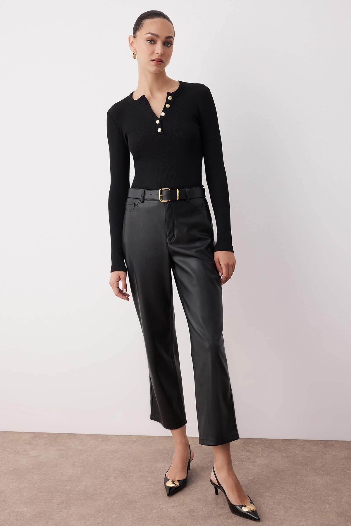 Trendyolmilla  Siyah Bisiklet Yaka Düğmeli Fitted/Vücuda Oturan Esnek Fittilli Örme Bluz TWOAW26BZ00063 - Görsel 2