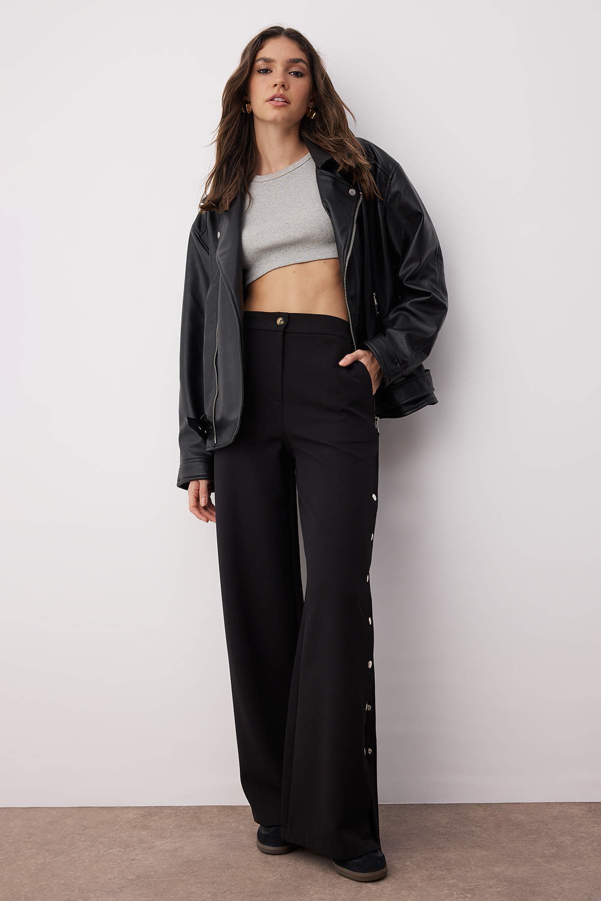 Trendyolmilla  Siyah Wide Leg/Geniş Paça Yanları Düğmeli Dokuma Kumaş Pantolon TWOSS20PL0398 - Görsel 3