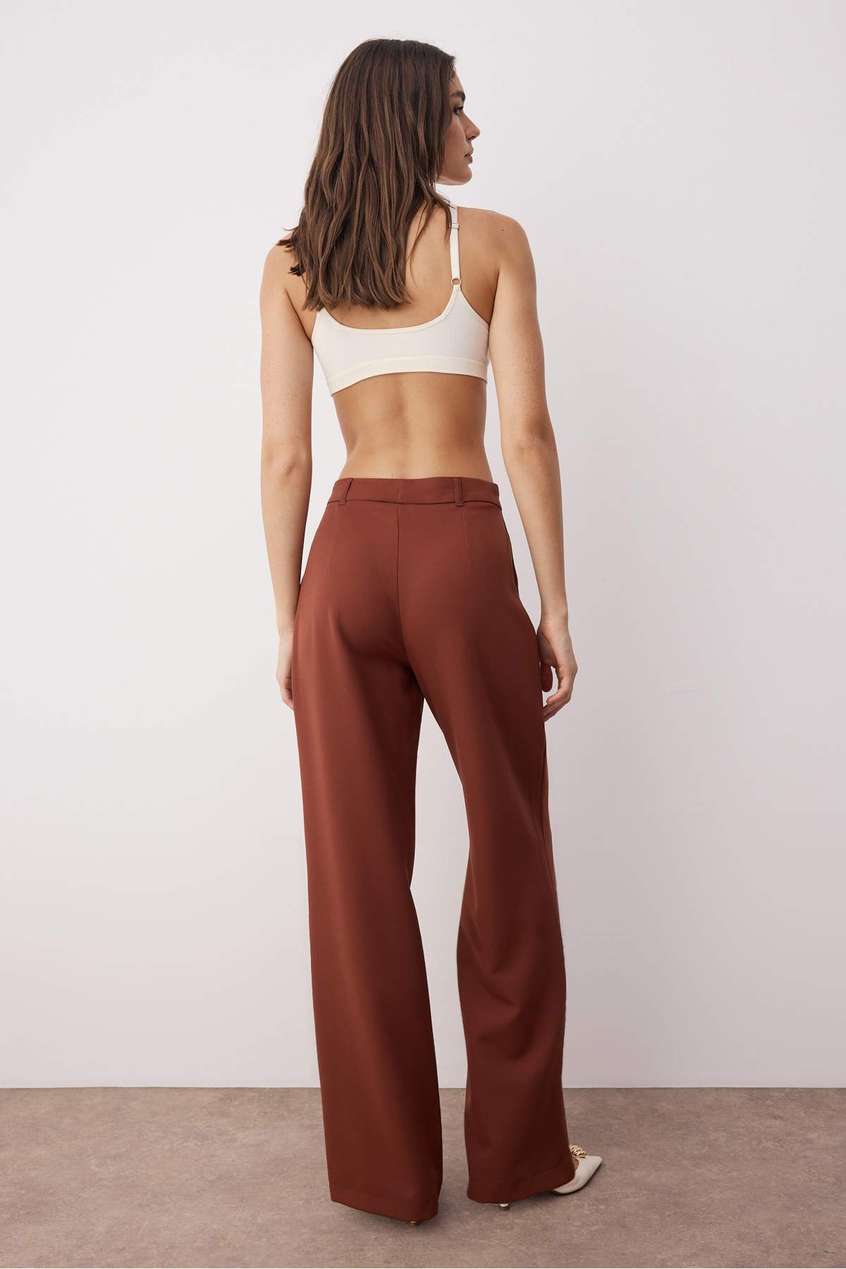 Trendyol Collection Spodnie plisowane z wysokim stanem i szerokimi nogawkami w kolorze ciemnobrązowym - Twoaw21Pl0076