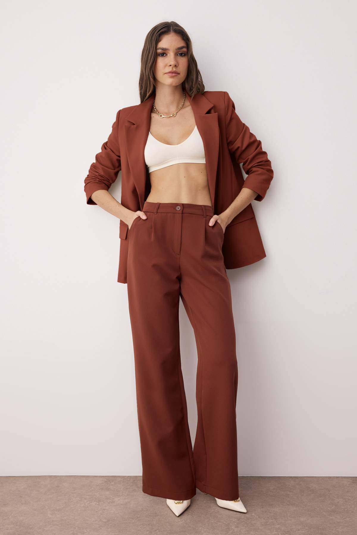 Trendyol Collection Spodnie plisowane z wysokim stanem i szerokimi nogawkami w kolorze ciemnobrązowym - Twoaw21Pl0076