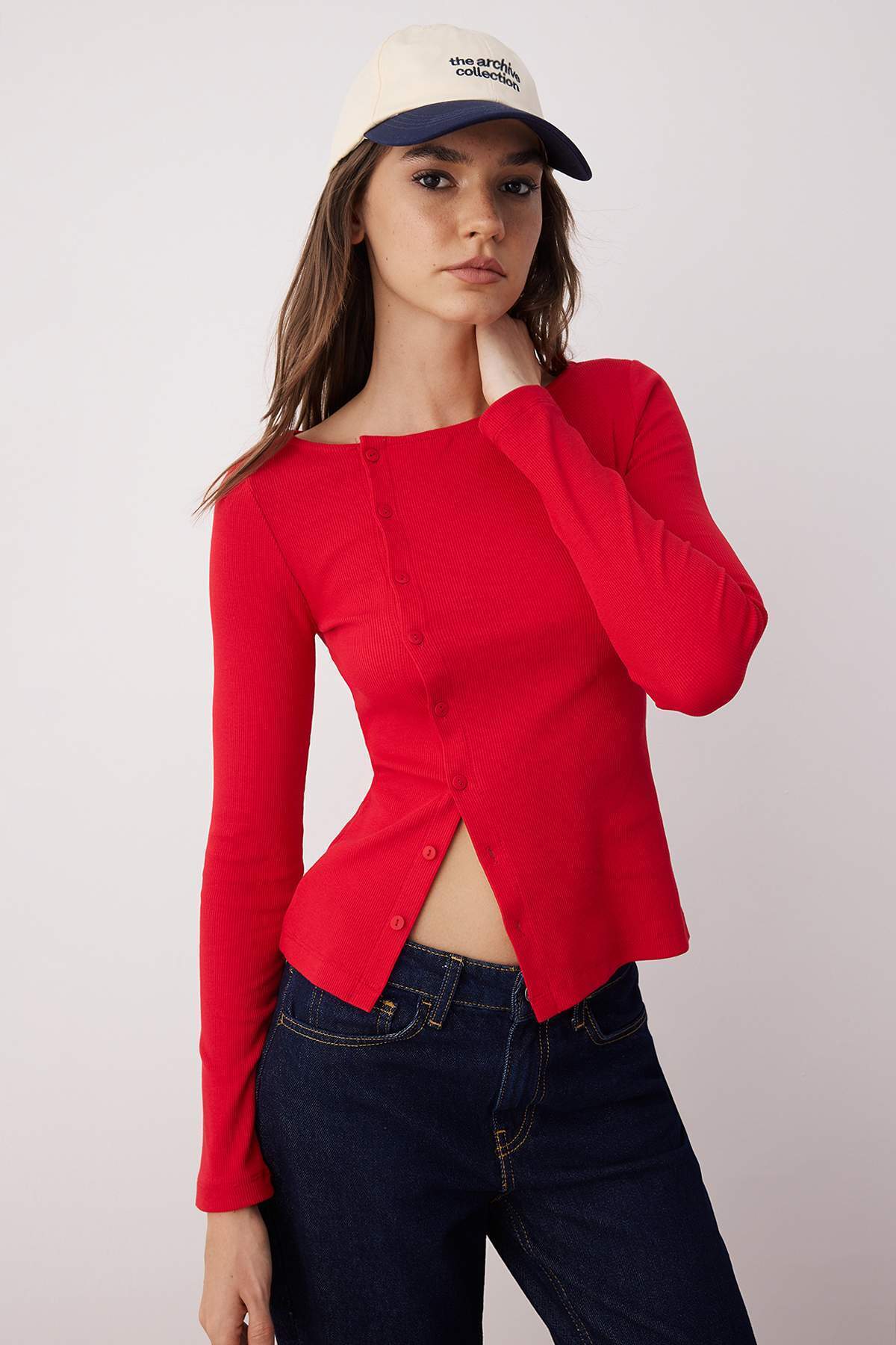 Trendyolmilla  Kırmızı Düğmeli Bisiklet Yaka Vücuda Oturan Fitilli Esnek Örme Bluz TWOAW26BZ00104 - Görsel 2