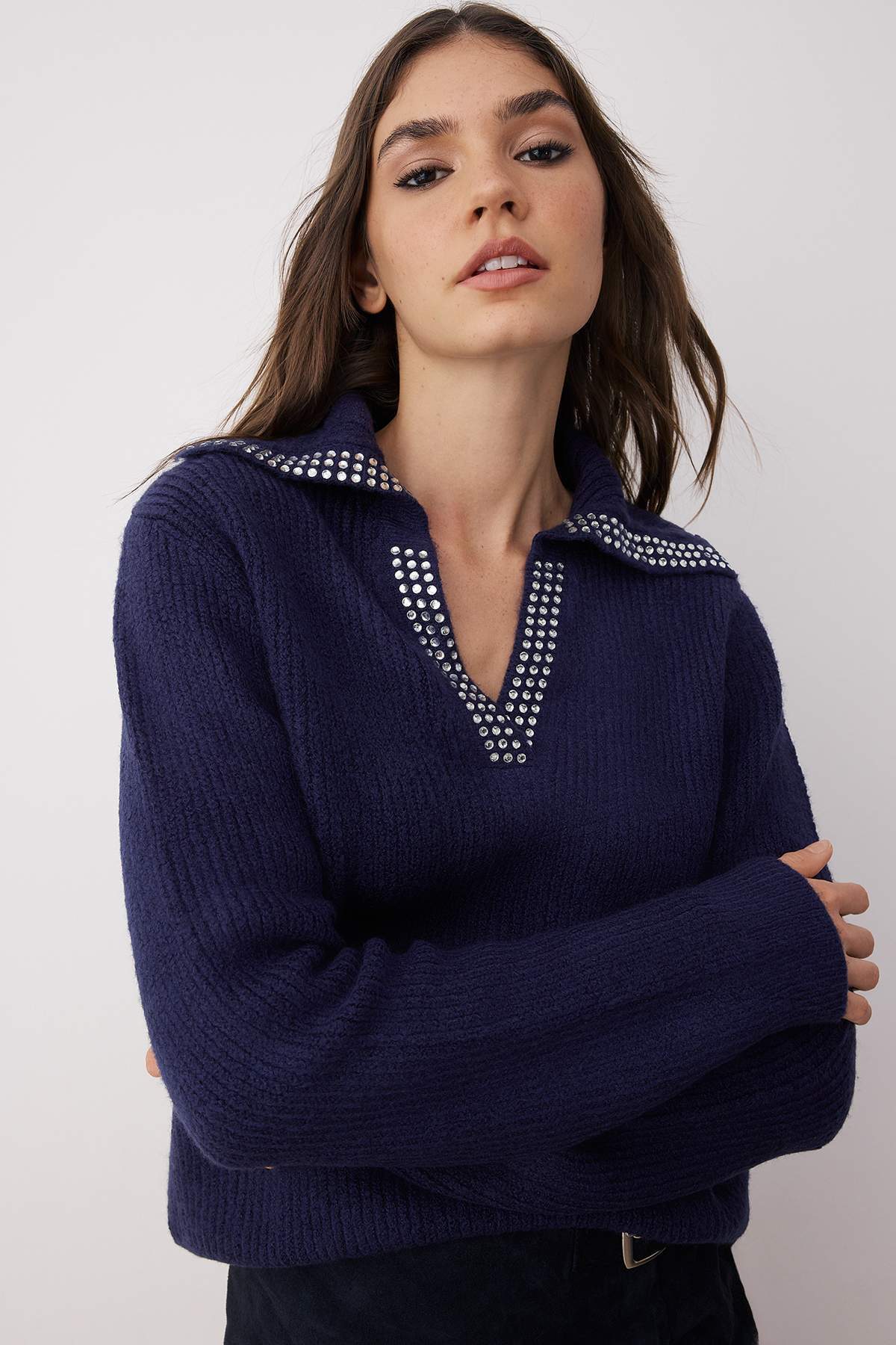 Trendyolmilla  Lacivert Yumuşak Dokulu Taşlı Yaka Detaylı Triko Kazak TWOAW26KZ00035