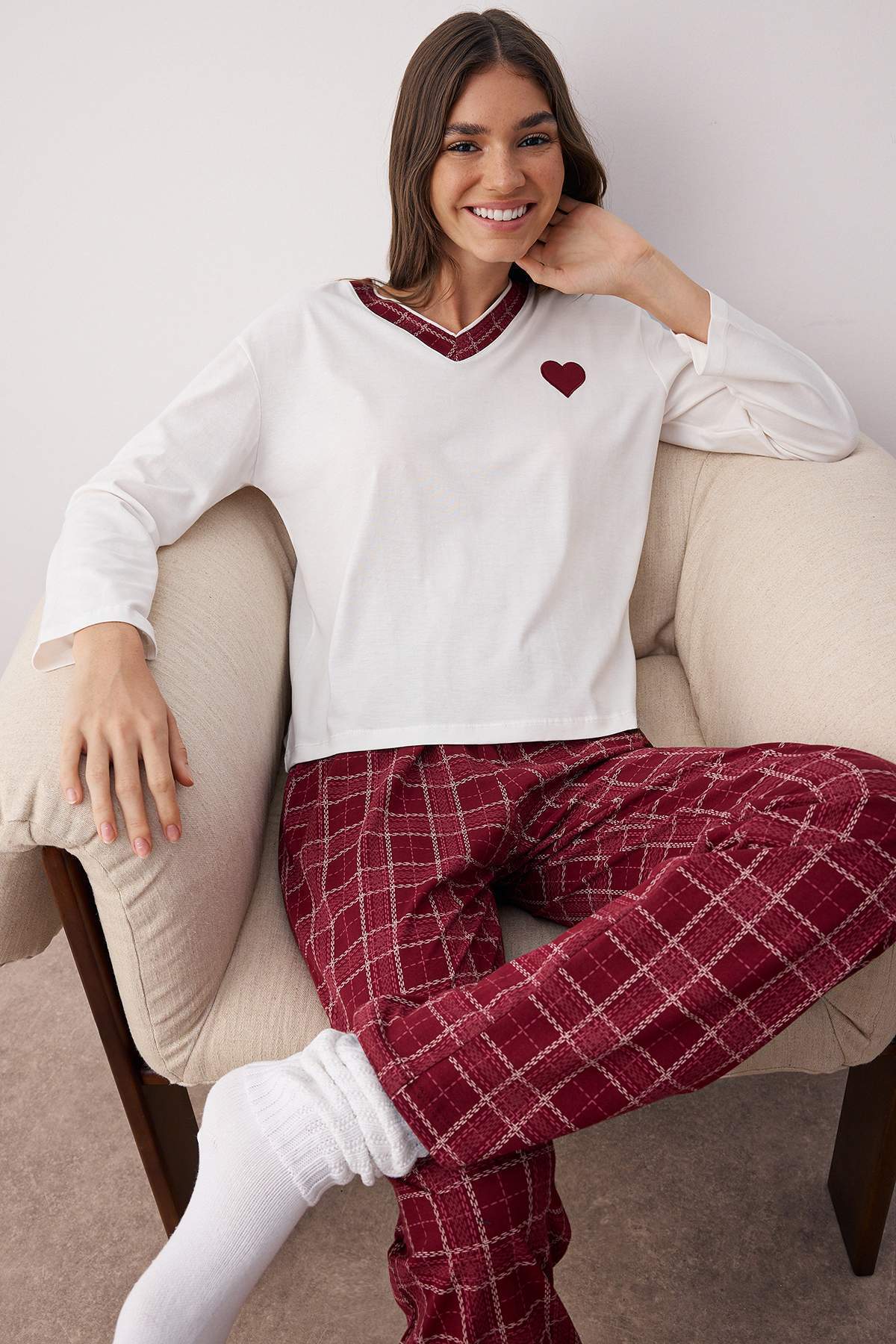 Trendyol Collection Burgunderrotes, herzgeknotetes, kariertes Strick-Pyjama-Set aus 100 % Baumwolle THMAW26PT00063