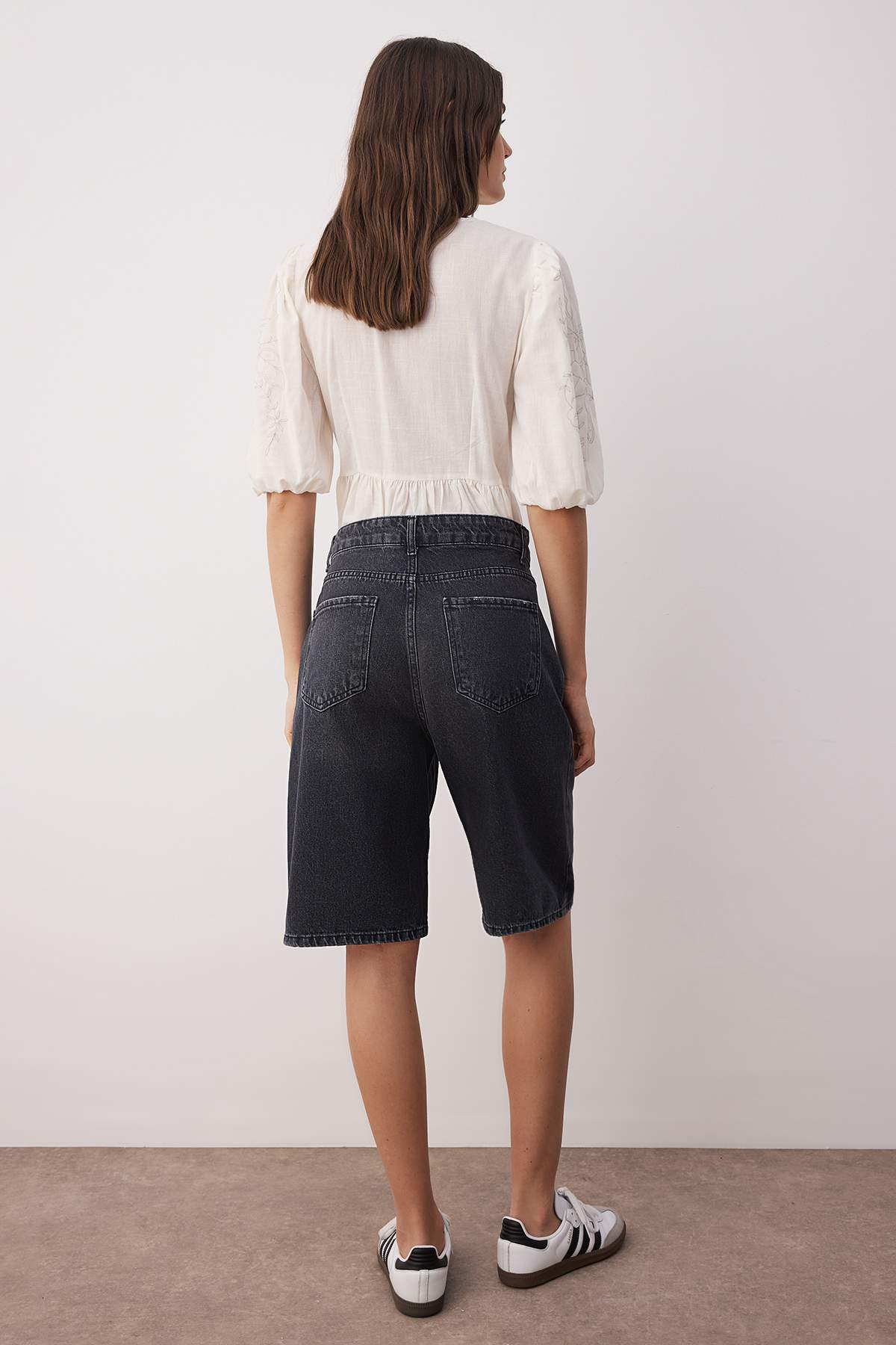 Trendyolmilla  Siyah Soluk Efekt Vintage Normal Bel Denim Jorts Bermuda TWOSS25SR00150 - Görsel 4