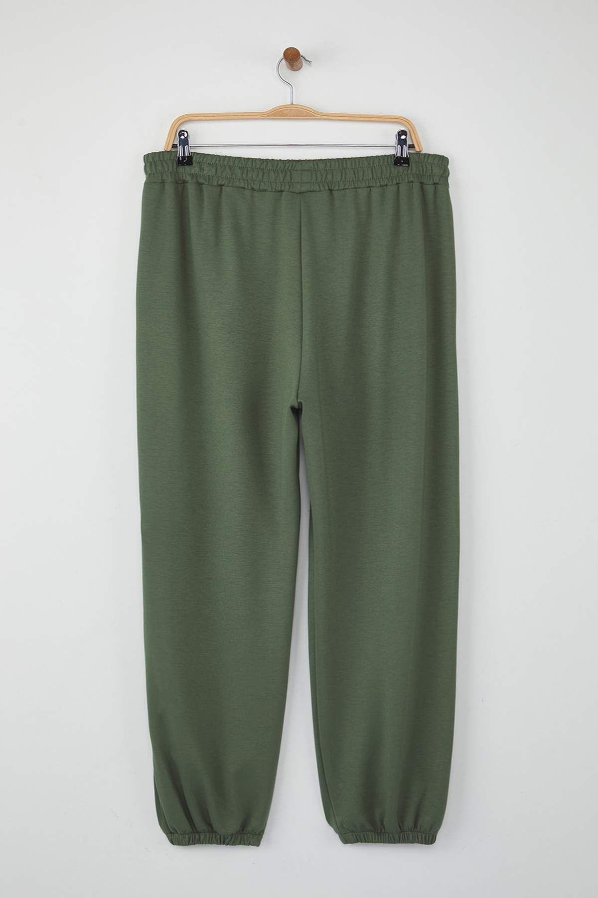 Trendyol Curve-Khakifarbene, lockere Jogger-Jogginghose mit weichem Knopf und lockerer Passform, Übergröße, TBBAW25AJ00003 4