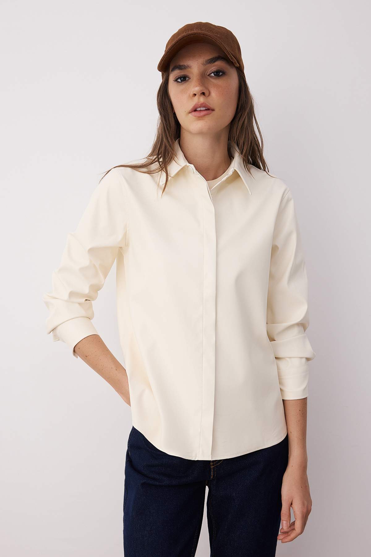 Trendyolmilla  Ekru Regular Kalıp Suni Deri Gömlek TWOAW26GO00028 - Görsel 3