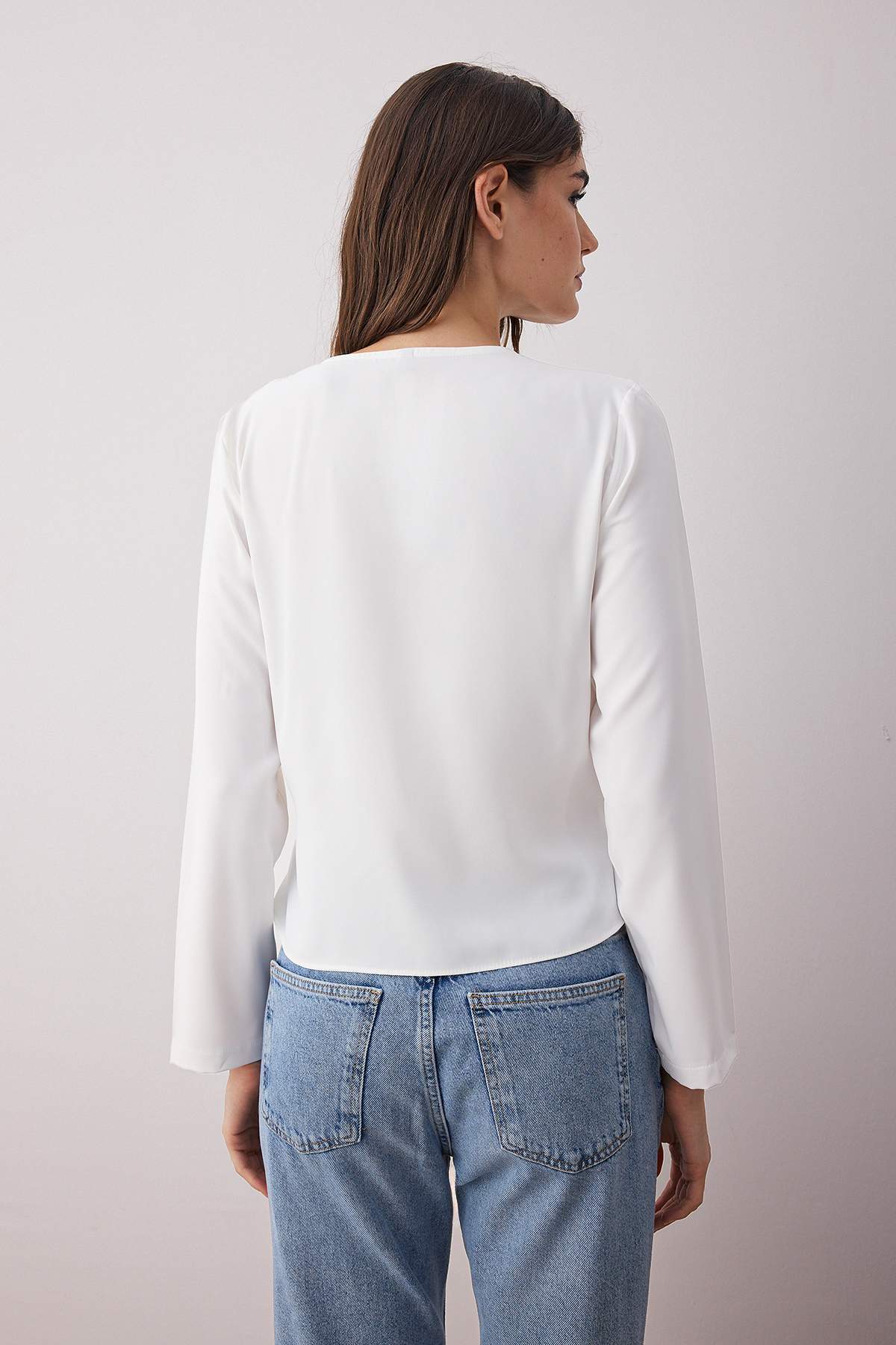 Trendyol Collection-Ecru Zweireihige Satin-Webbluse TWOAW24BZ00423 4