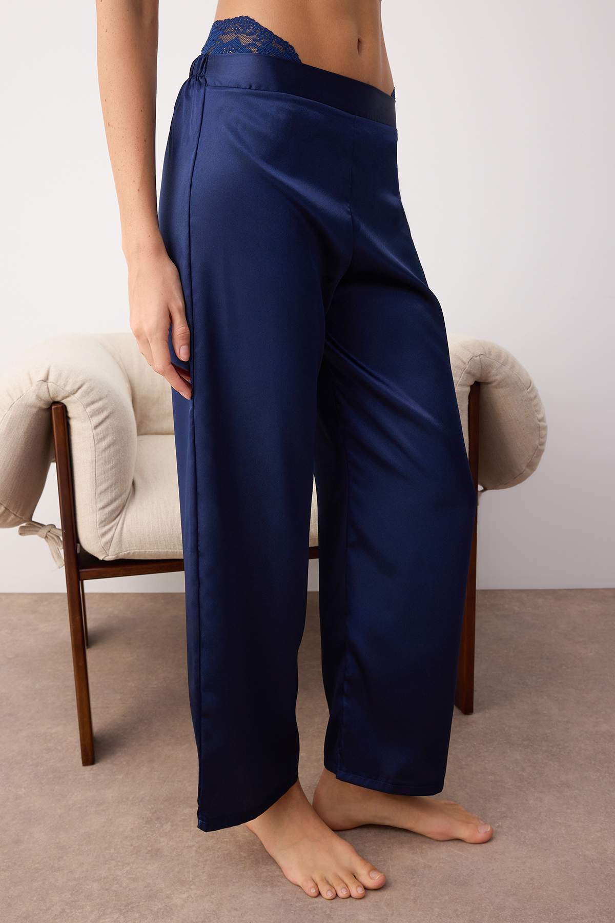 Trendyolmilla  Lacivert 3'lü Çeyiz Set Üst Dantel, Alt Saten Askılı Külotlu Dokuma Pijama Takımı THMAW26PT00077 - Görsel 4