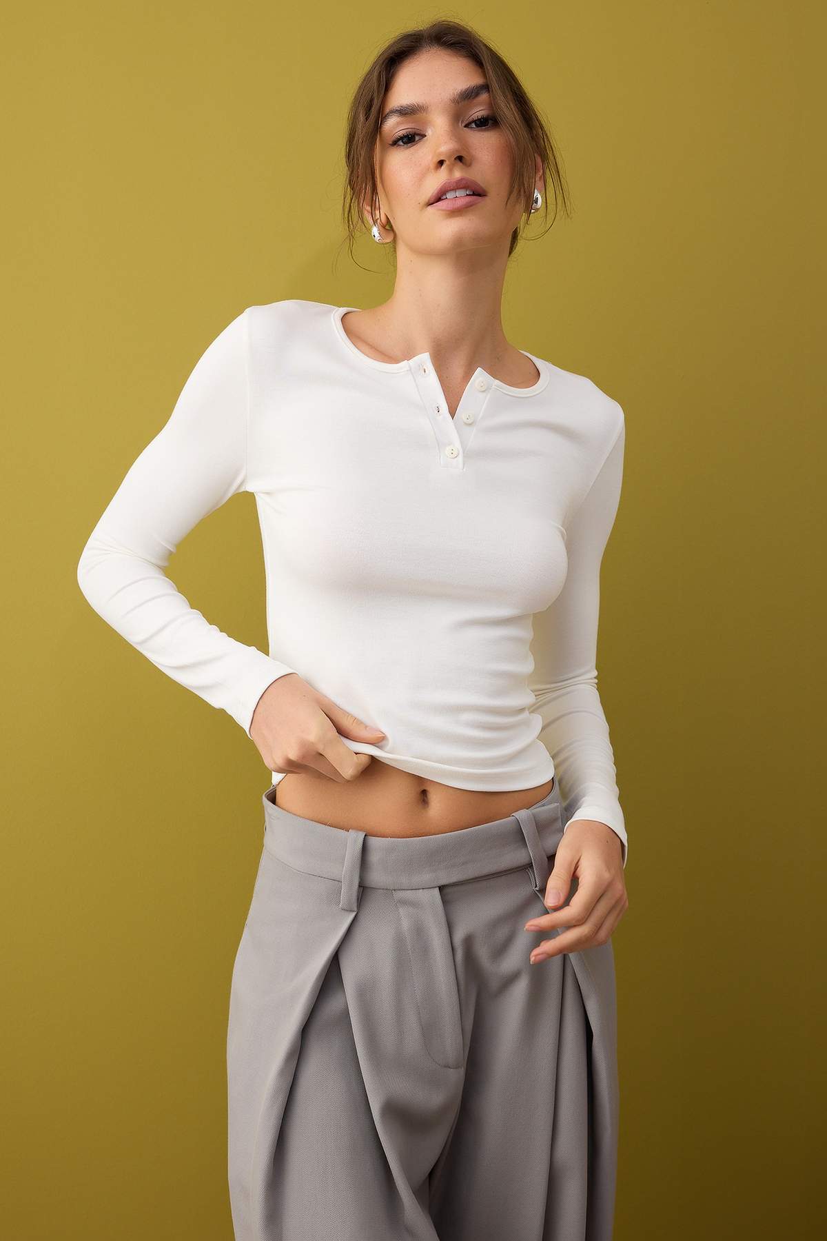 Trendyolmilla  Ekru Fitted/Vücuda Oturan Bisiklet Yaka Düğmeli Örme Bluz TWOAW26BZ00140