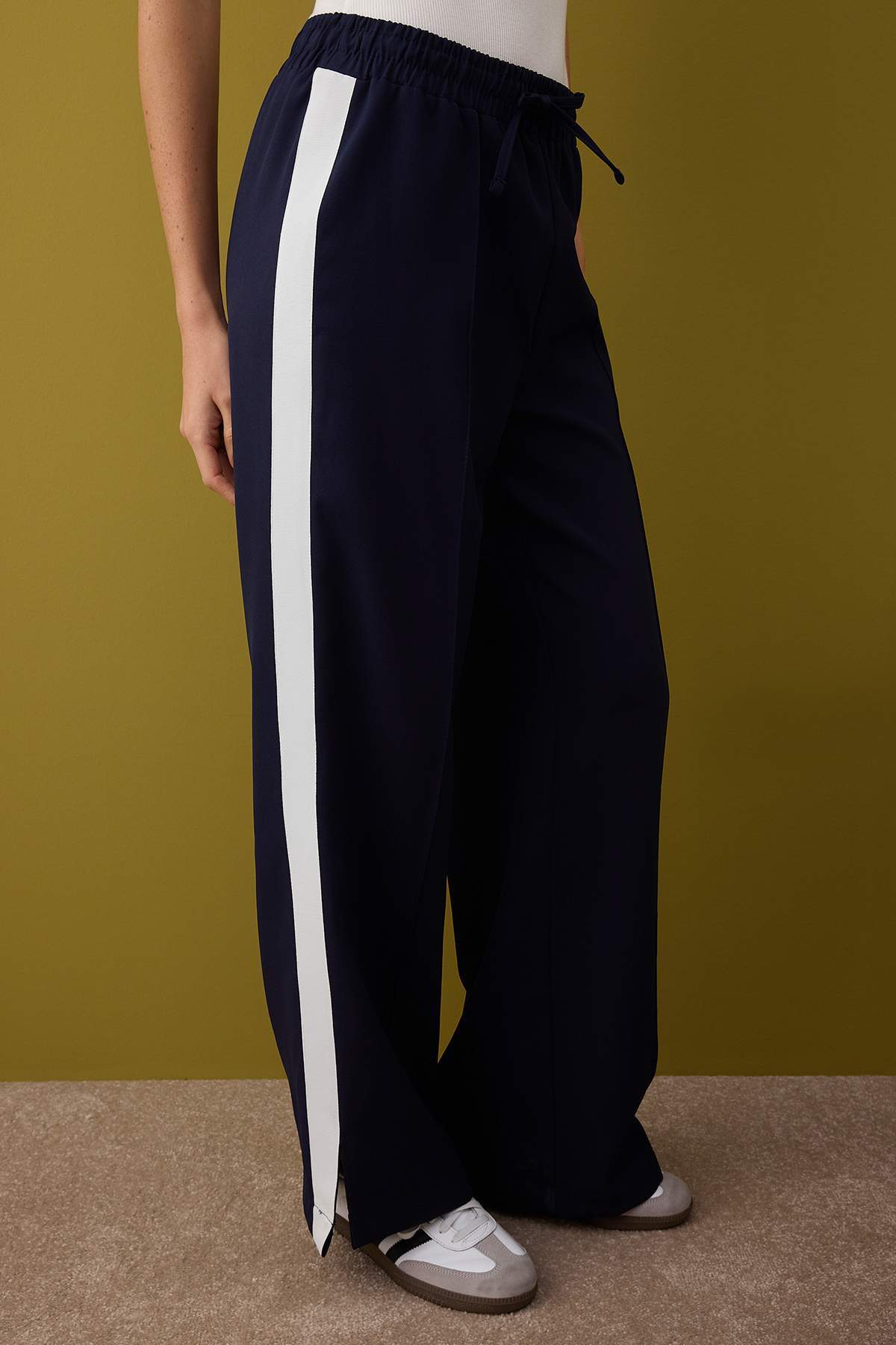 Trendyolmilla  Lacivert Beli Lastikli Wide Leg/Geniş Paça Yanı Şeritli Kumaş Pantolon TWOAW26PL00042 - Görsel 3