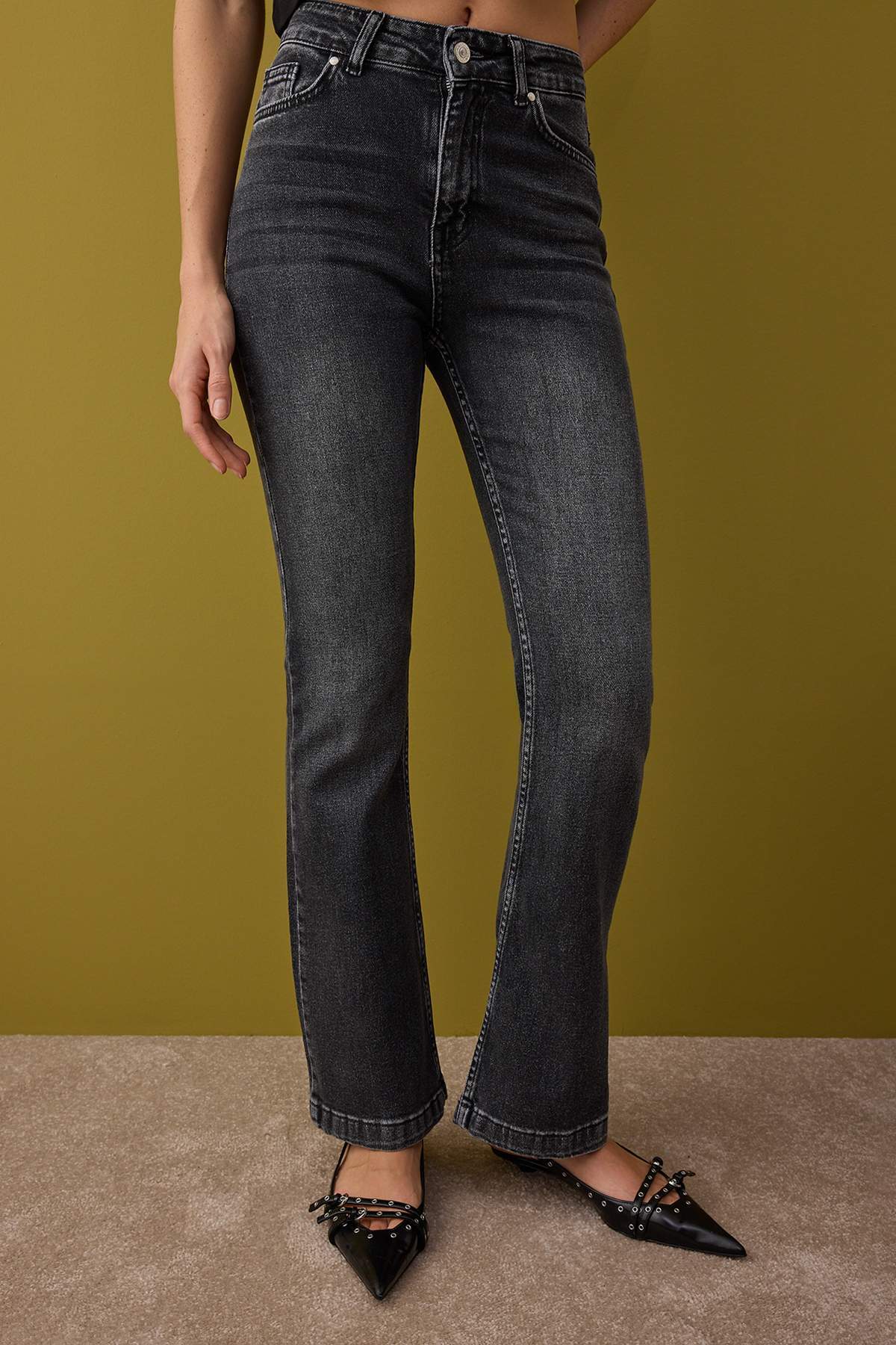Trendyolmilla  Antrasit Yüksek Bel Orta Esnek İspanyol Paça Flare Jeans TWOAW26JE00050 - Görsel 3