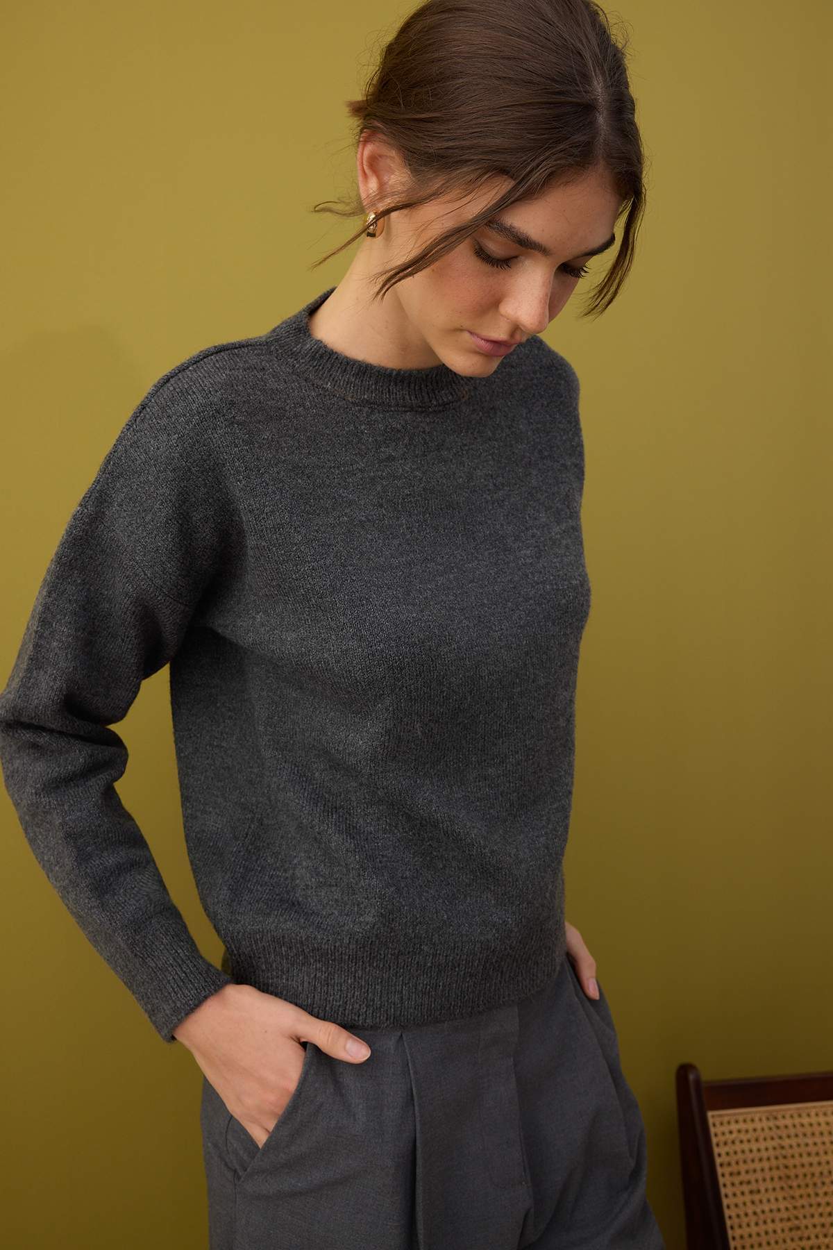 Trendyolmilla  Antrasit Yumuşak Dokulu Geniş Kalıp Şal Detaylı Triko Kazak TWOAW26KZ00166 - Görsel 2