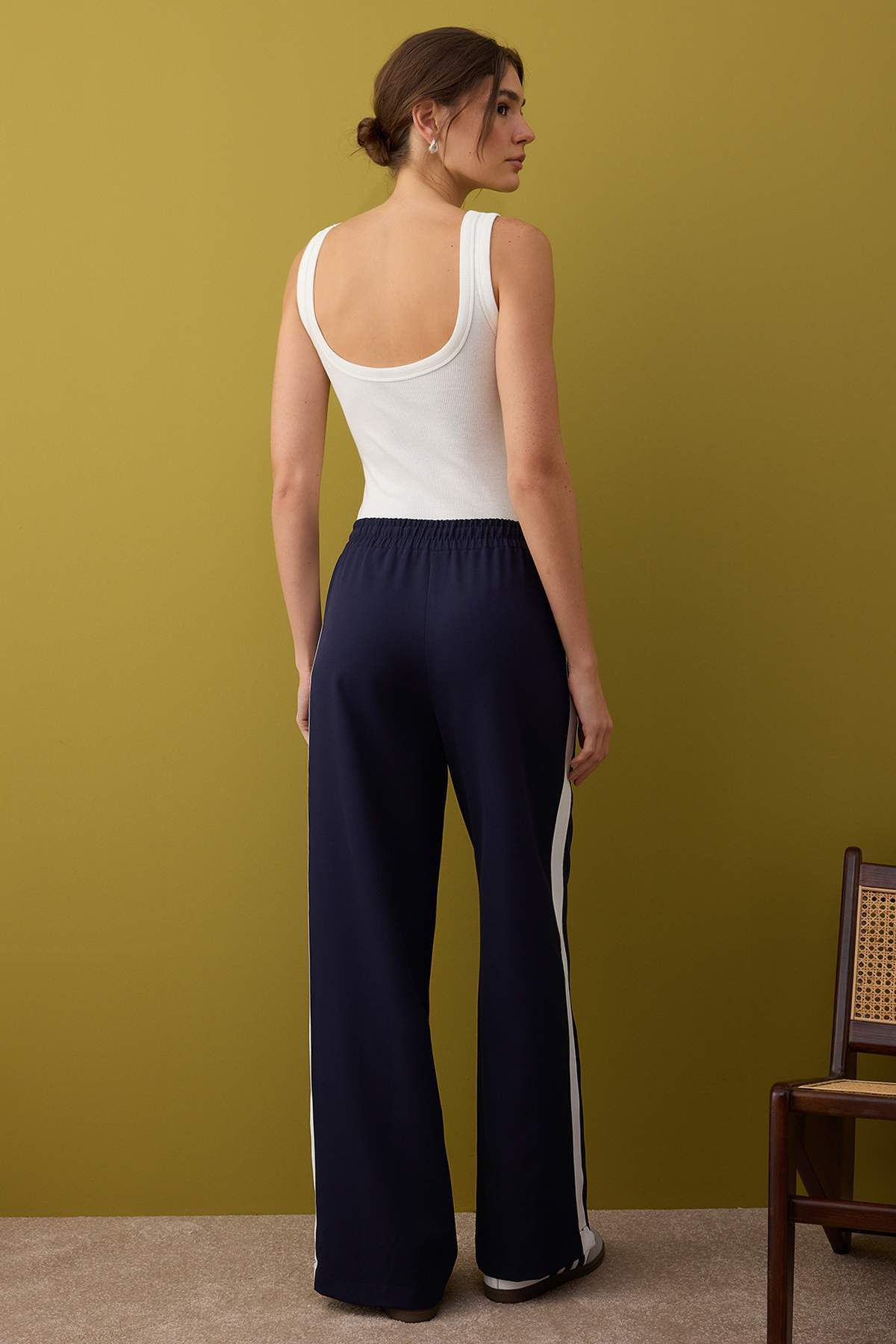 Trendyolmilla  Lacivert Beli Lastikli Wide Leg/Geniş Paça Yanı Şeritli Kumaş Pantolon TWOAW26PL00042 - Görsel 4