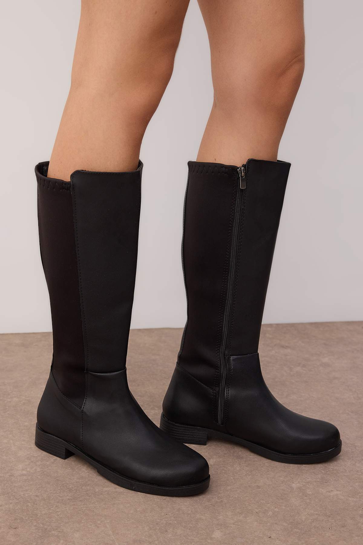 TRENDYOL SHOES-Černé ploché dámské kozačky na zip TAKAW25CZ00011 2