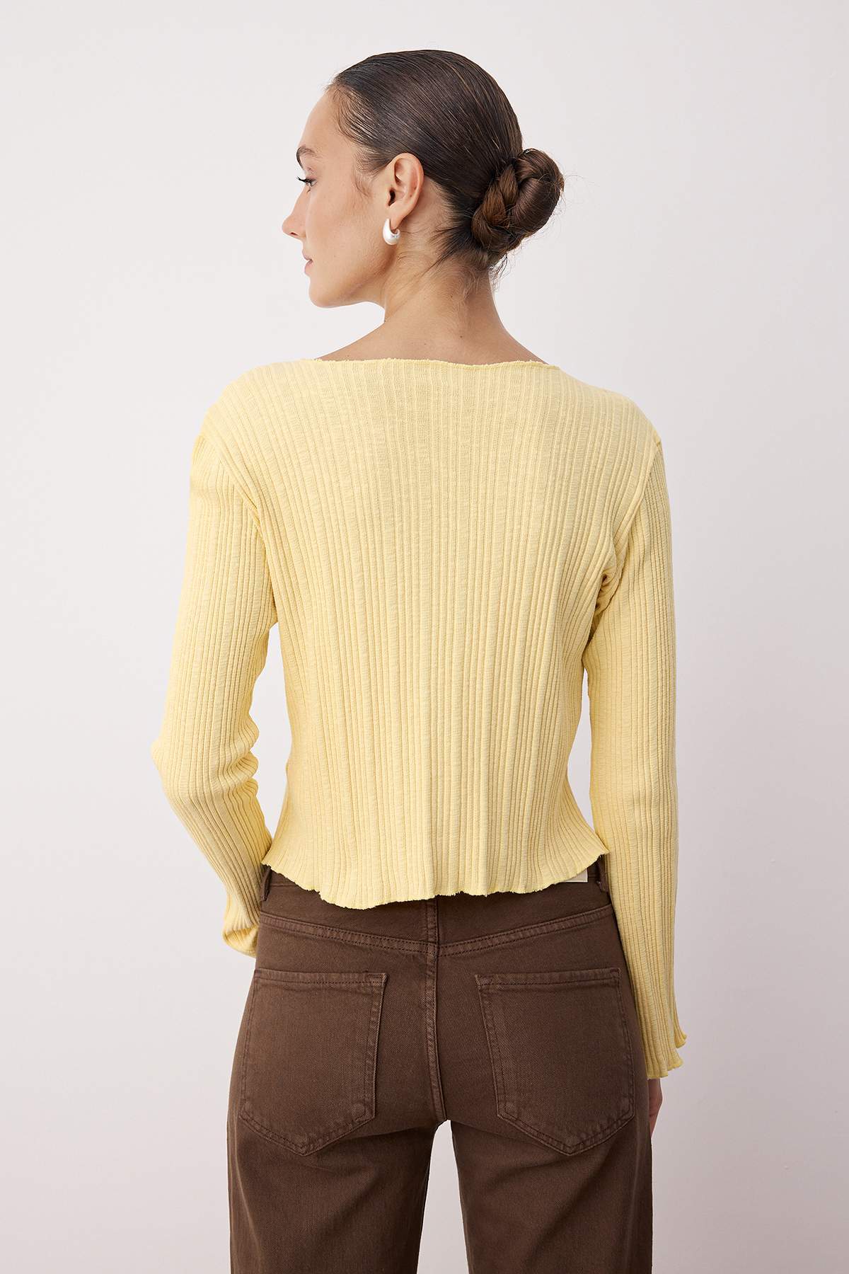 Trendyolmilla  Açık Sarı Jakarlı Fitted/Vücuda Oturan Düğme Detaylı Esnek Örme Bluz TWOAW26BZ00046 - Görsel 4