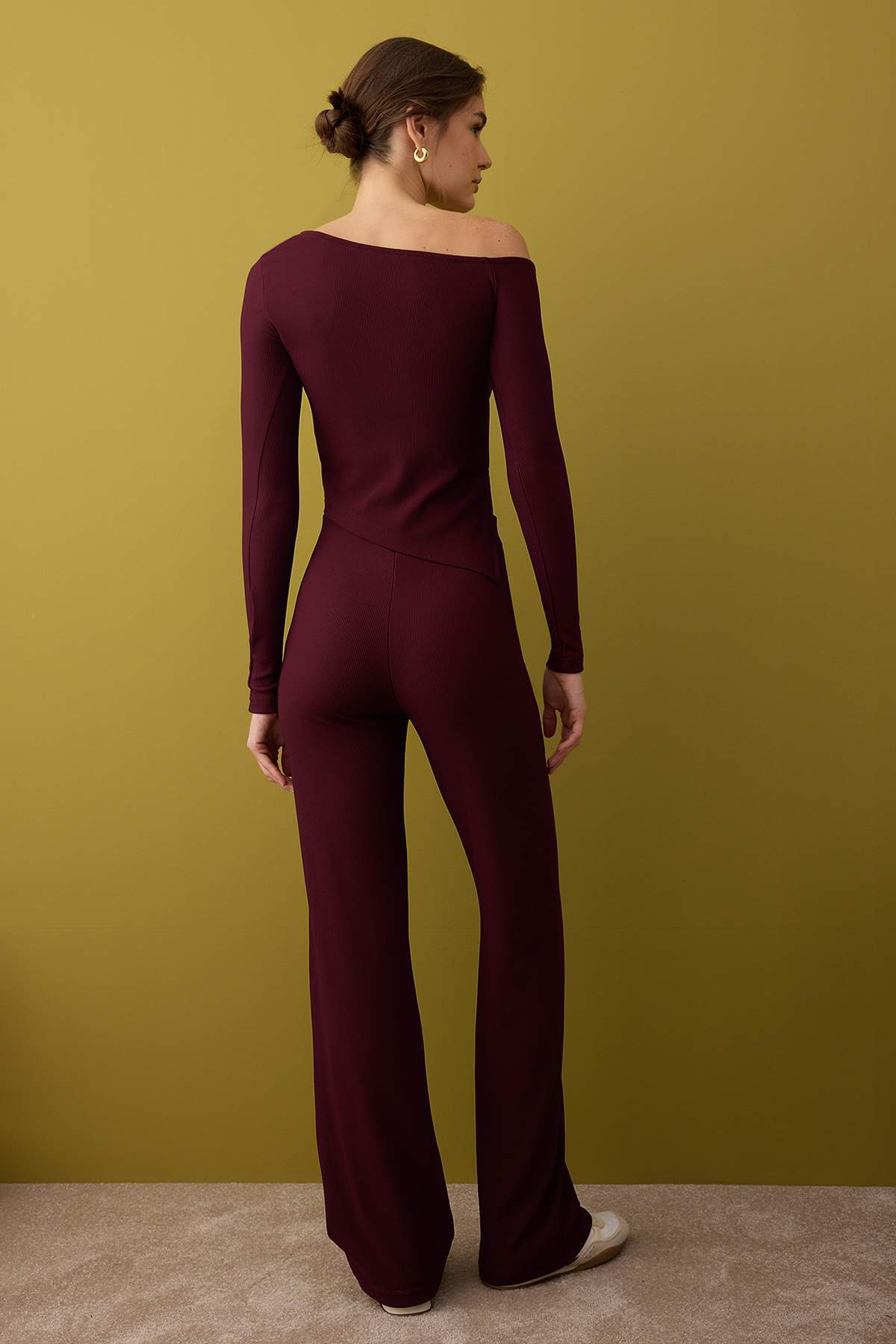 Trendyolmilla  Bordo Asimetrik Yaka Omzu Açık Vücuda Oturan Esnek Örme Alt - Üst Takım TWOAW26AU00056 - Görsel 4