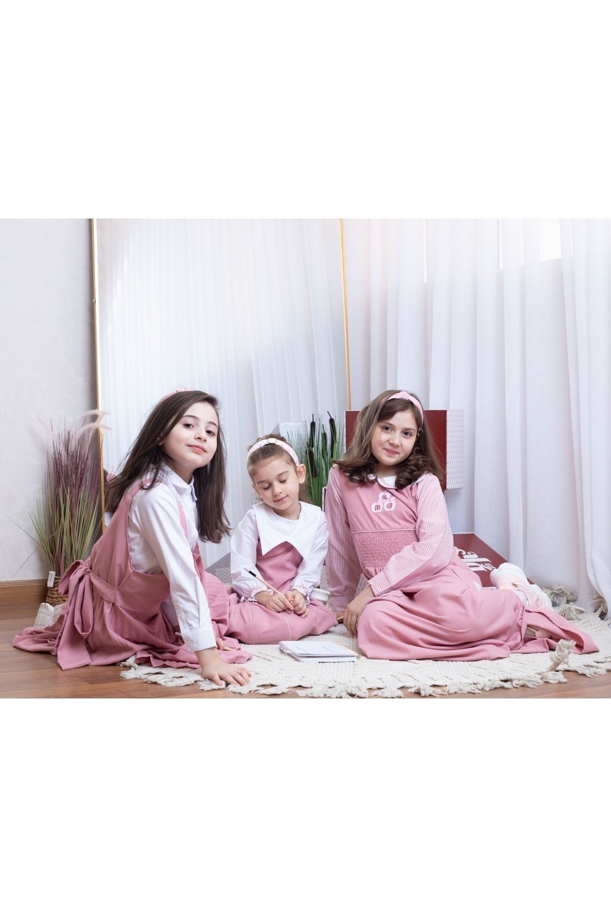 Way-A stylish and distinctive school apron, made of one piece and made of comfortable fabric for your daughter. 5