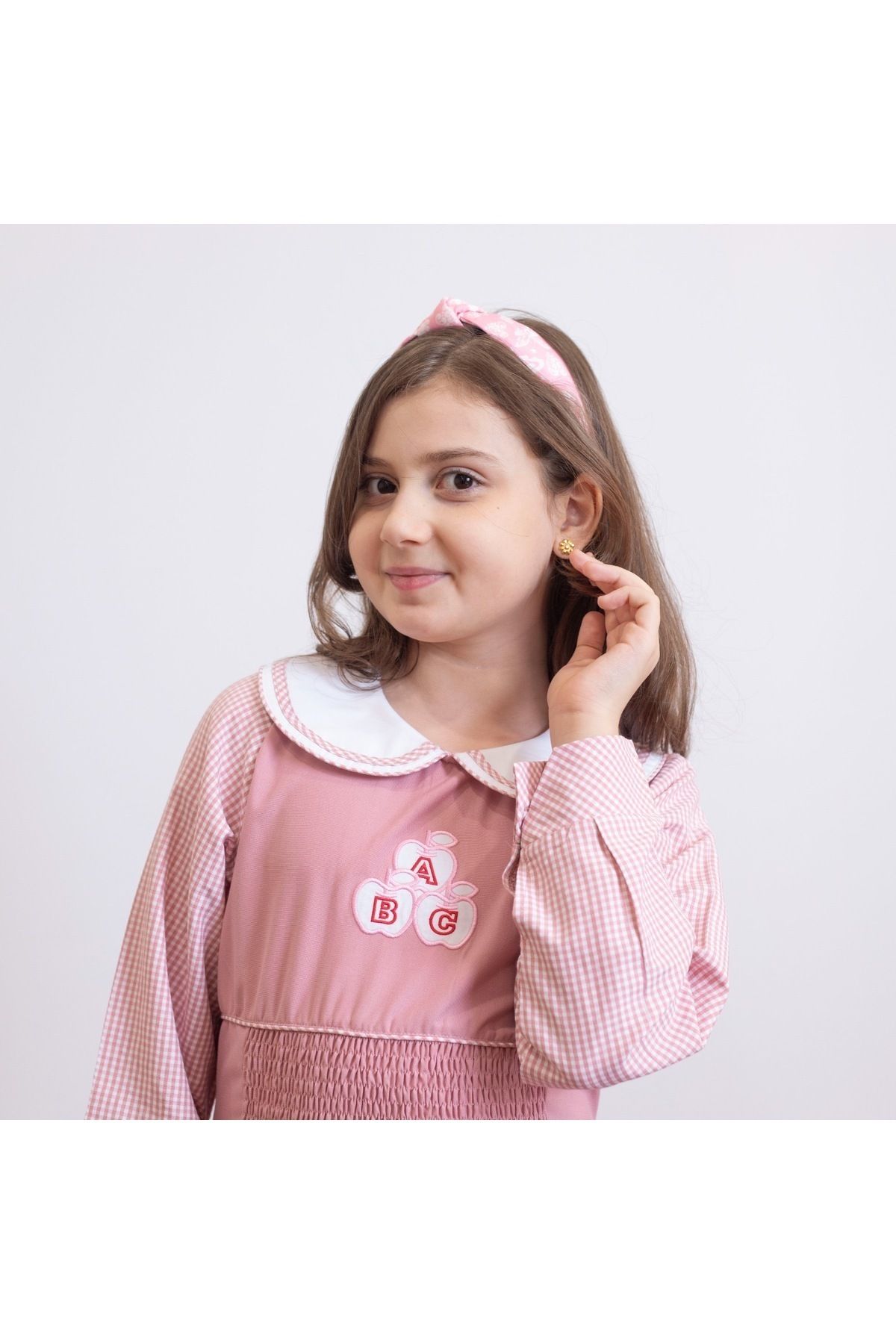 Way-A stylish and distinctive school apron, made of one piece and made of comfortable fabric for your daughter. 7