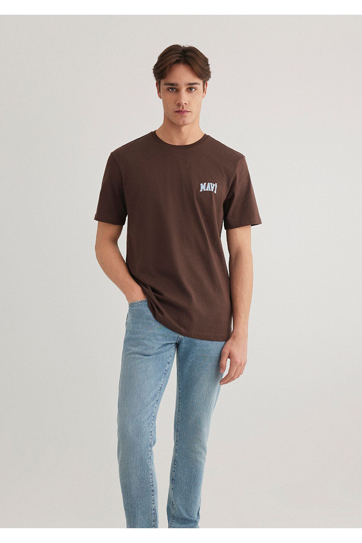 Mavi-Logo bedrucktes braunes T-Shirt mit normaler Passform / normaler Passform 0611714 -88067 1