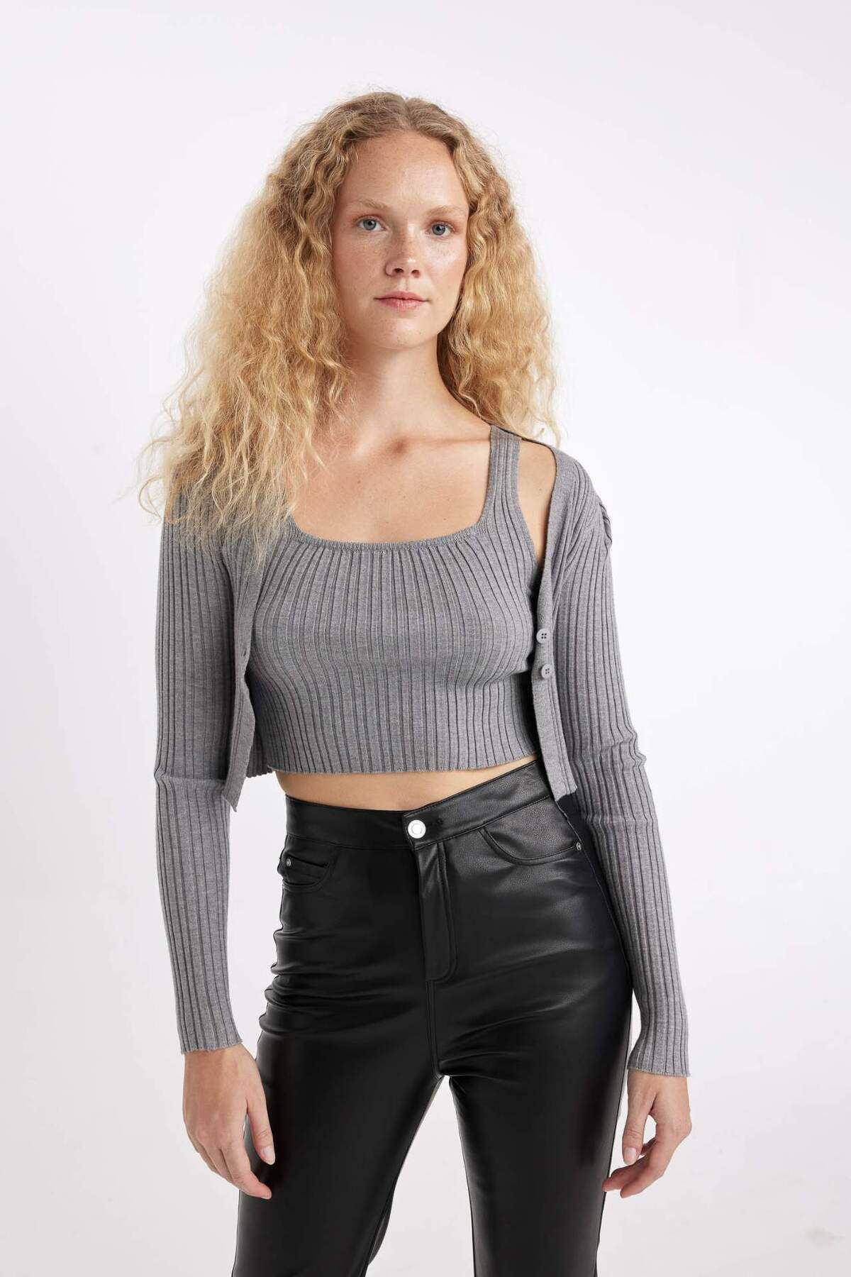 DeFacto-Regular Fit Crop Buttoned V-Ausschnitt Strickjacke A2076AX24AU 4