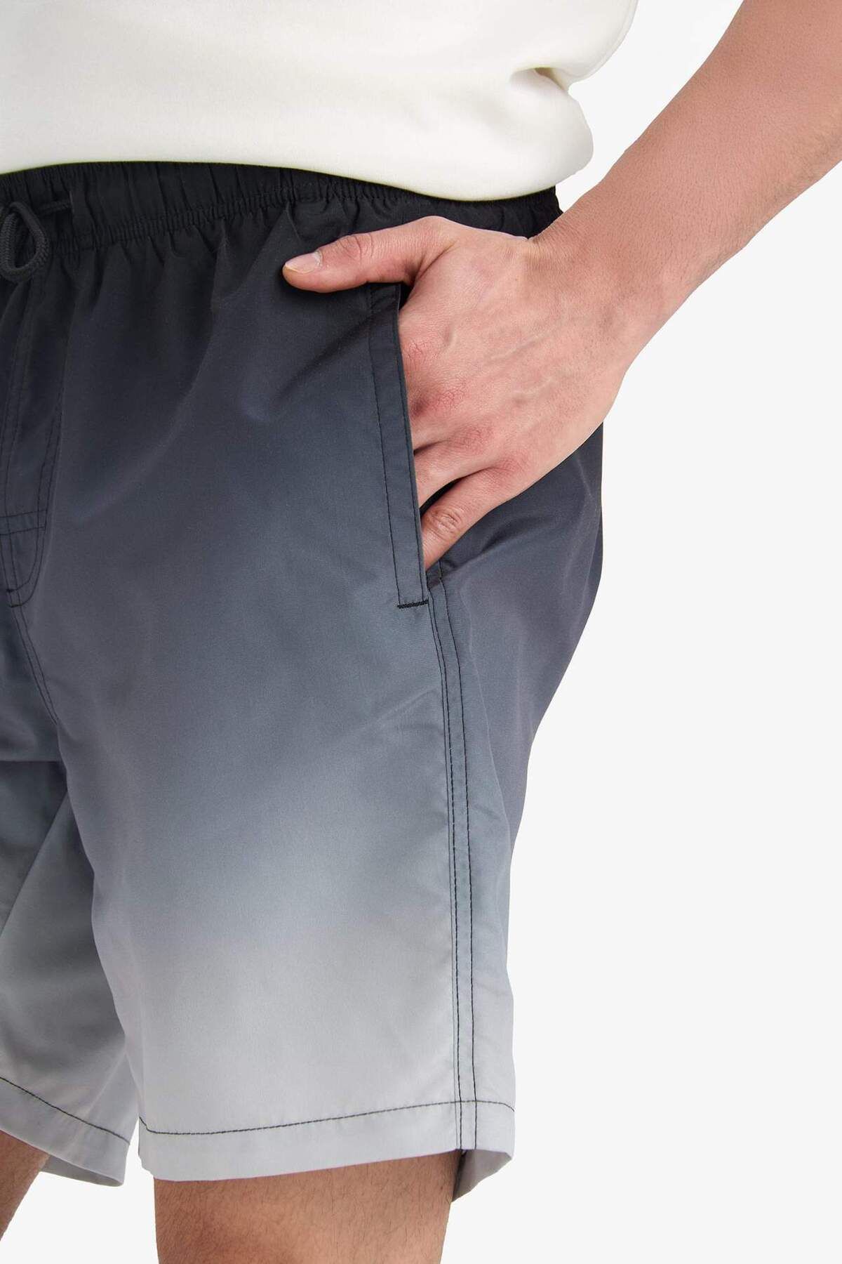 DeFacto-شورت سباحة ذو قصة عادية بطبعة متدرجة - مبطن شبكي، فوق الركبة Z6873AZ24HS 5