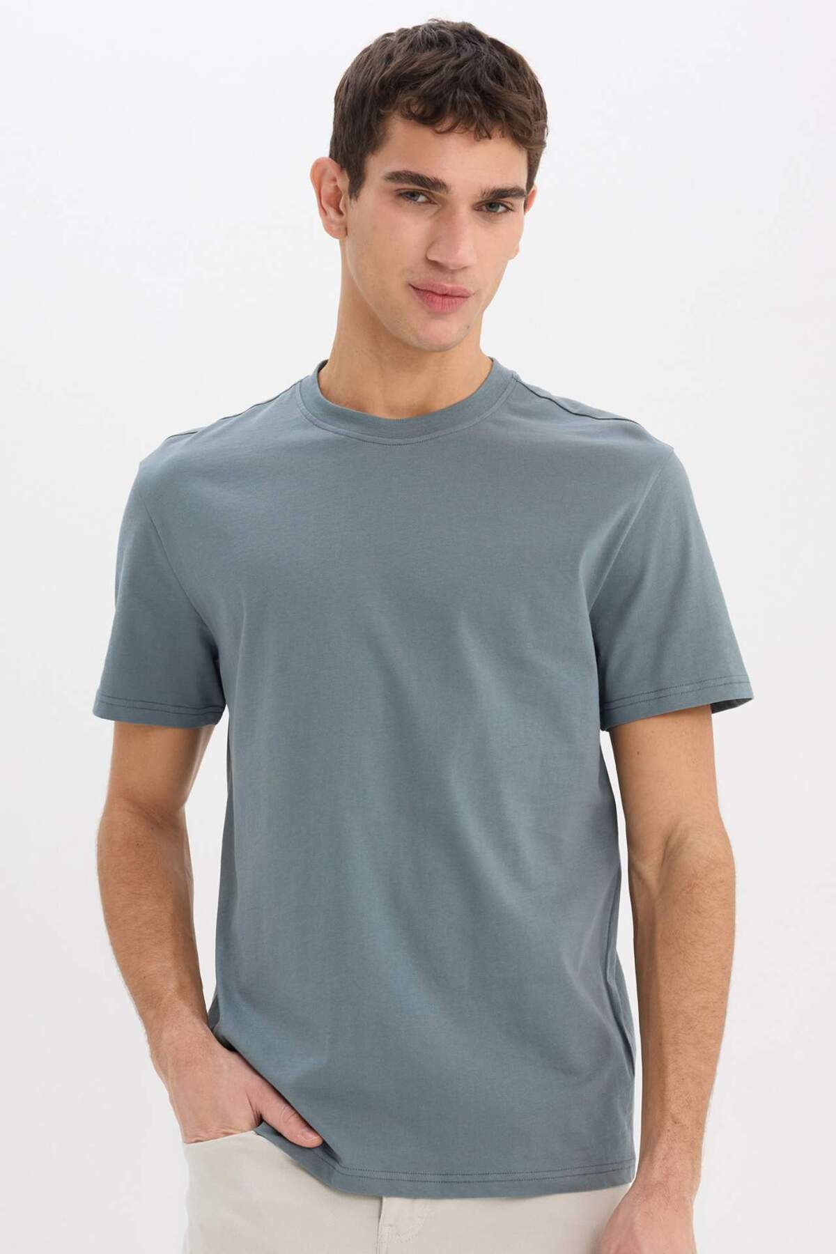 DeFacto-Neues, kurzärmliges T-Shirt aus 100 % Baumwolle mit normaler Passform und Rundhalsausschnitt – V7699AZ24SP 1