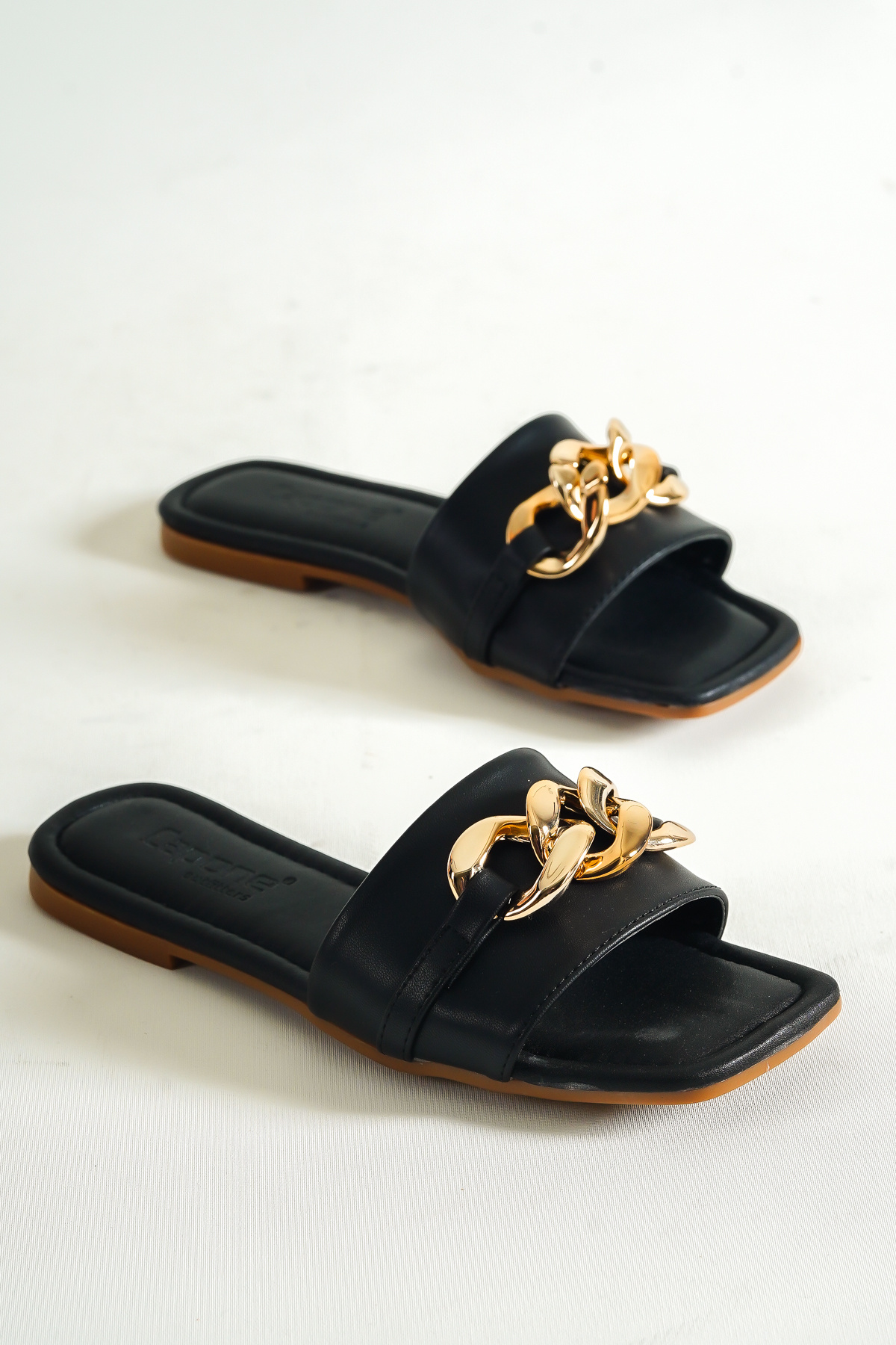 Capone Outfitters Láncos, egycsíkos női papucs