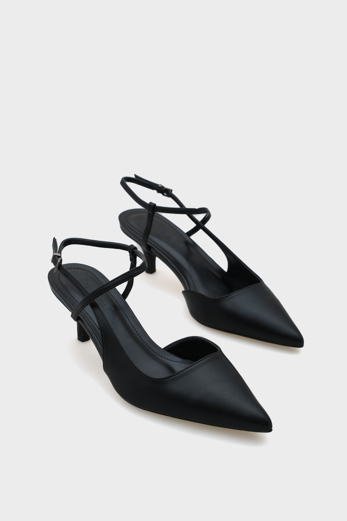 Capone Outfitters-Perla Damenschuhe mit mittlerem Absatz, Knöchelriemen und spitzer Zehenpartie 1